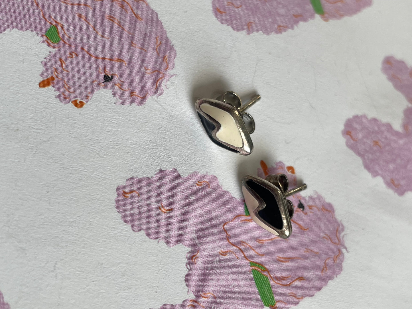 Geëmailleerde ying yang stekers