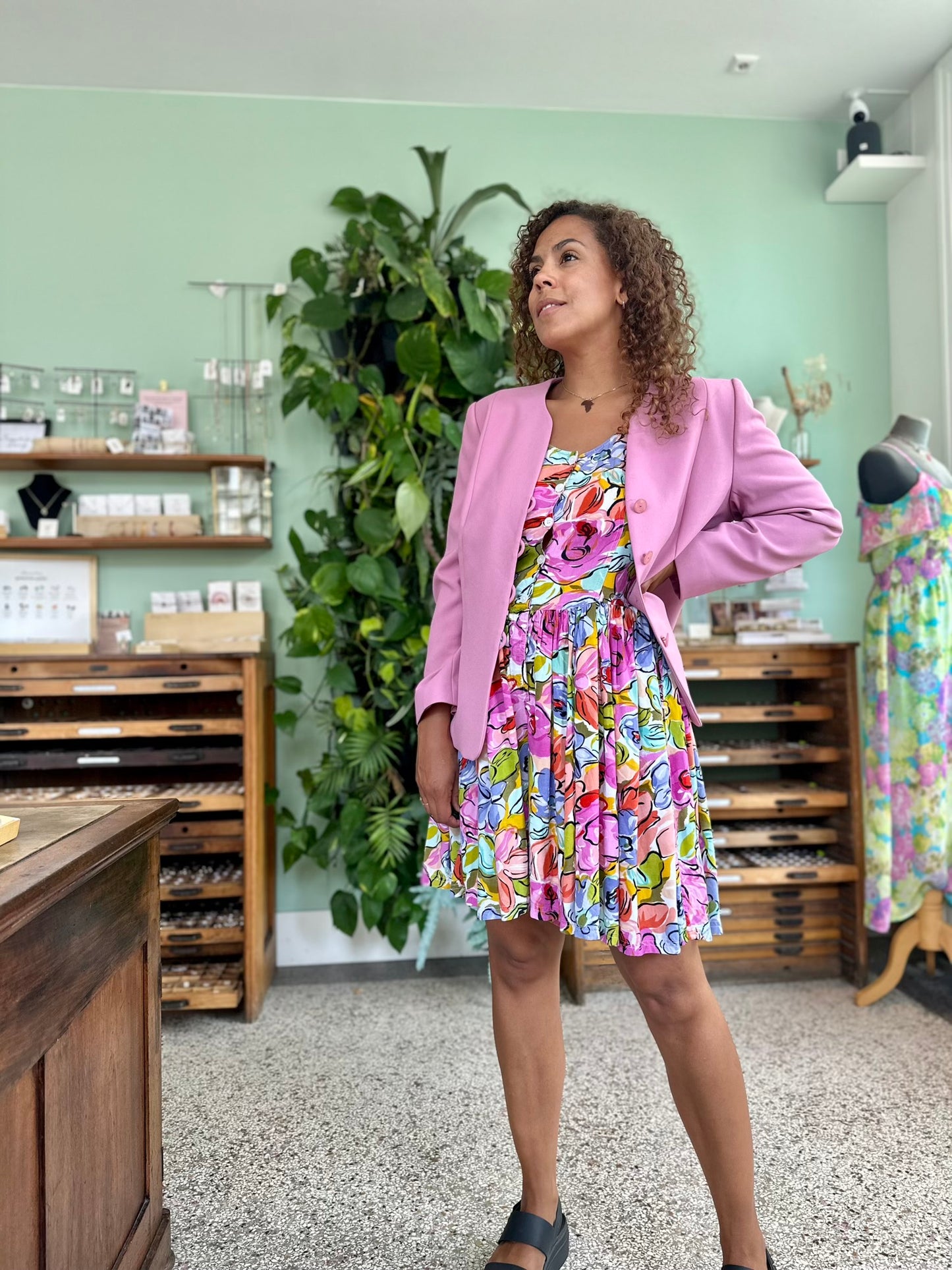 Retro korte jumpsuit gecombineerd met een nette blazer