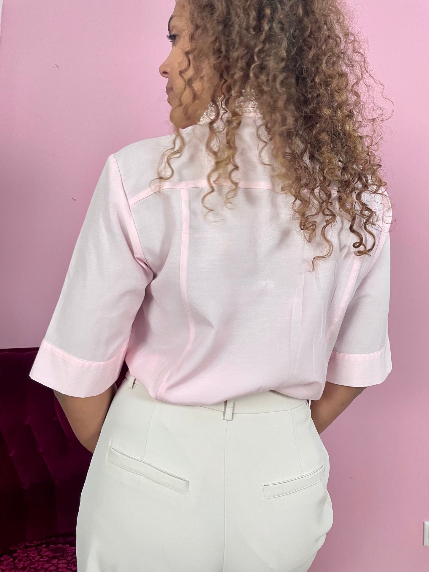 Vintage pastelroze blouse met parelkraag
