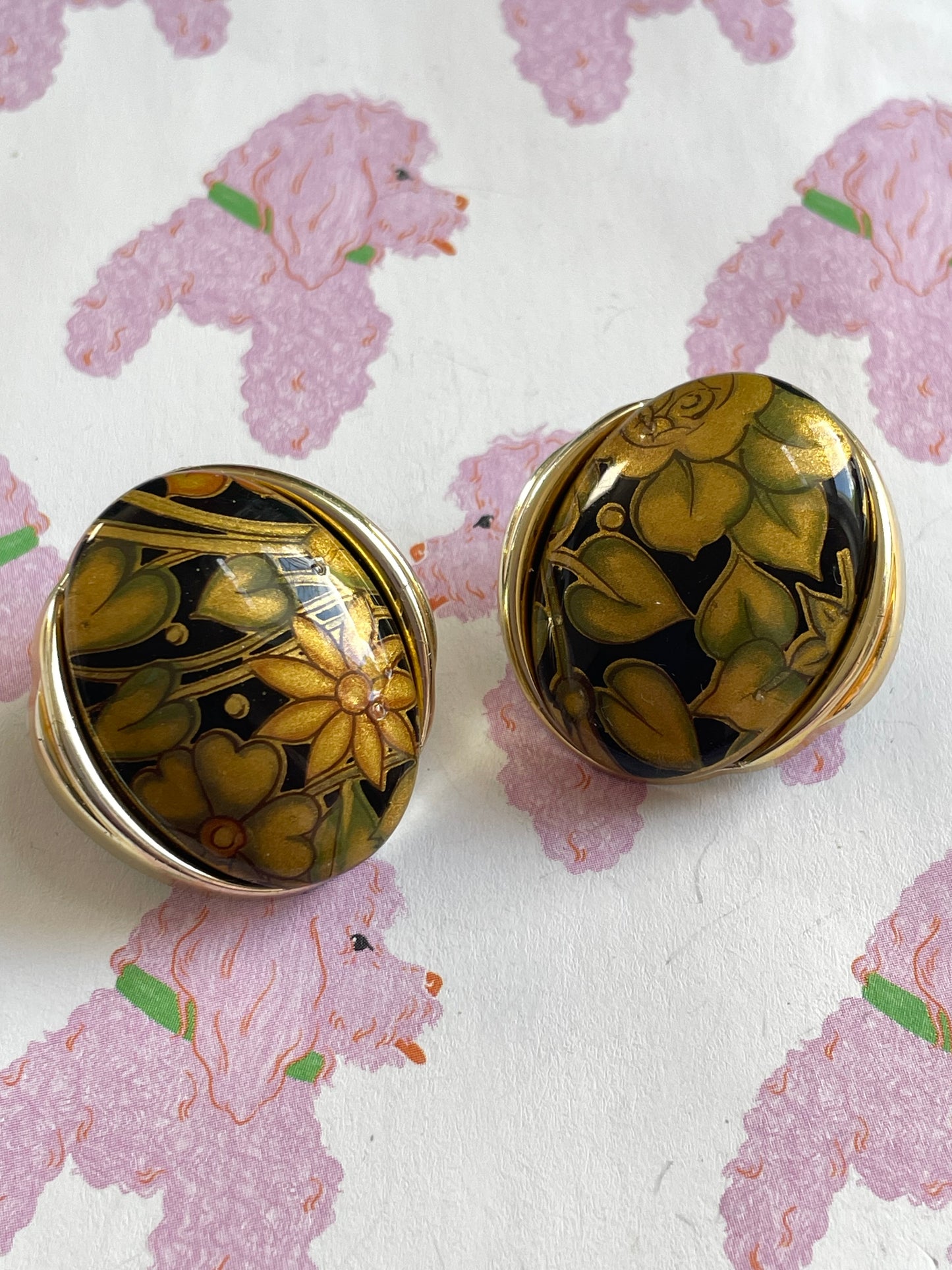 Zwarte oorbellen met gouden bloemenprint
