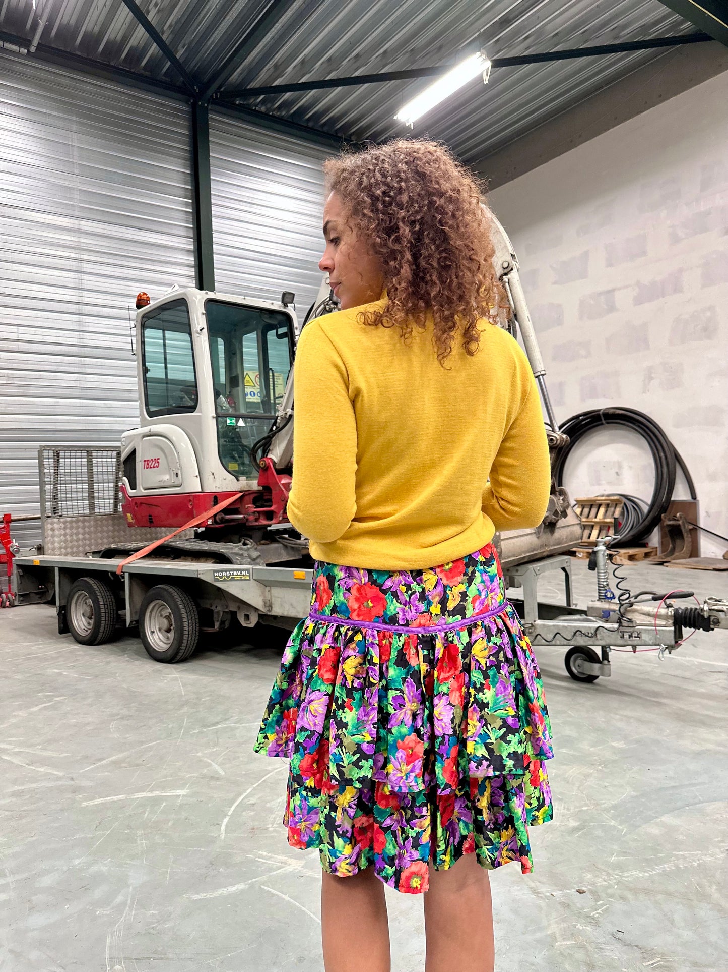 Okergeel truitje van wol gebreid met verticale streep