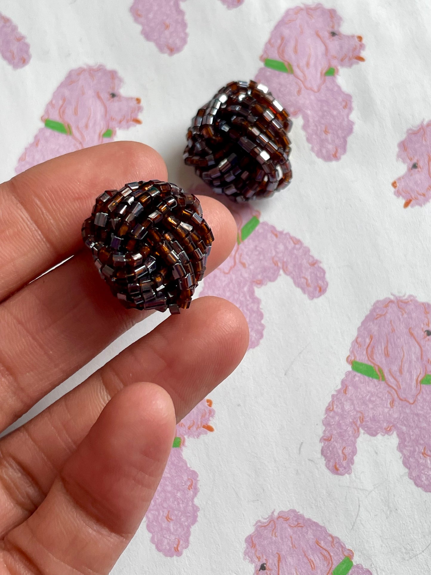 Bruine beaded clip-oorbellen