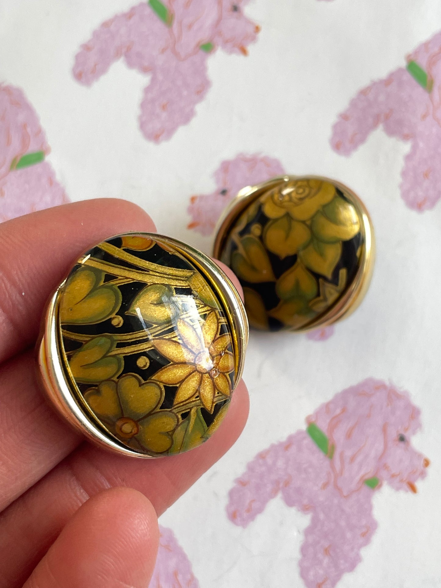 Zwarte oorbellen met gouden bloemenprint