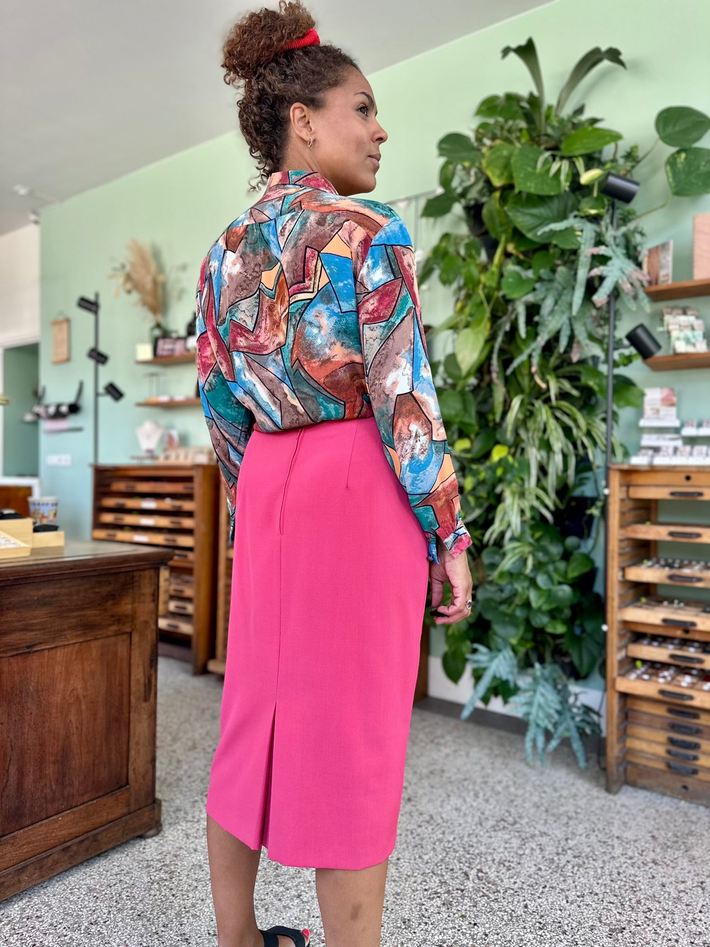 Achterkant van vintage blouse met wilde print in aarde tinten en blauw van soepele stof