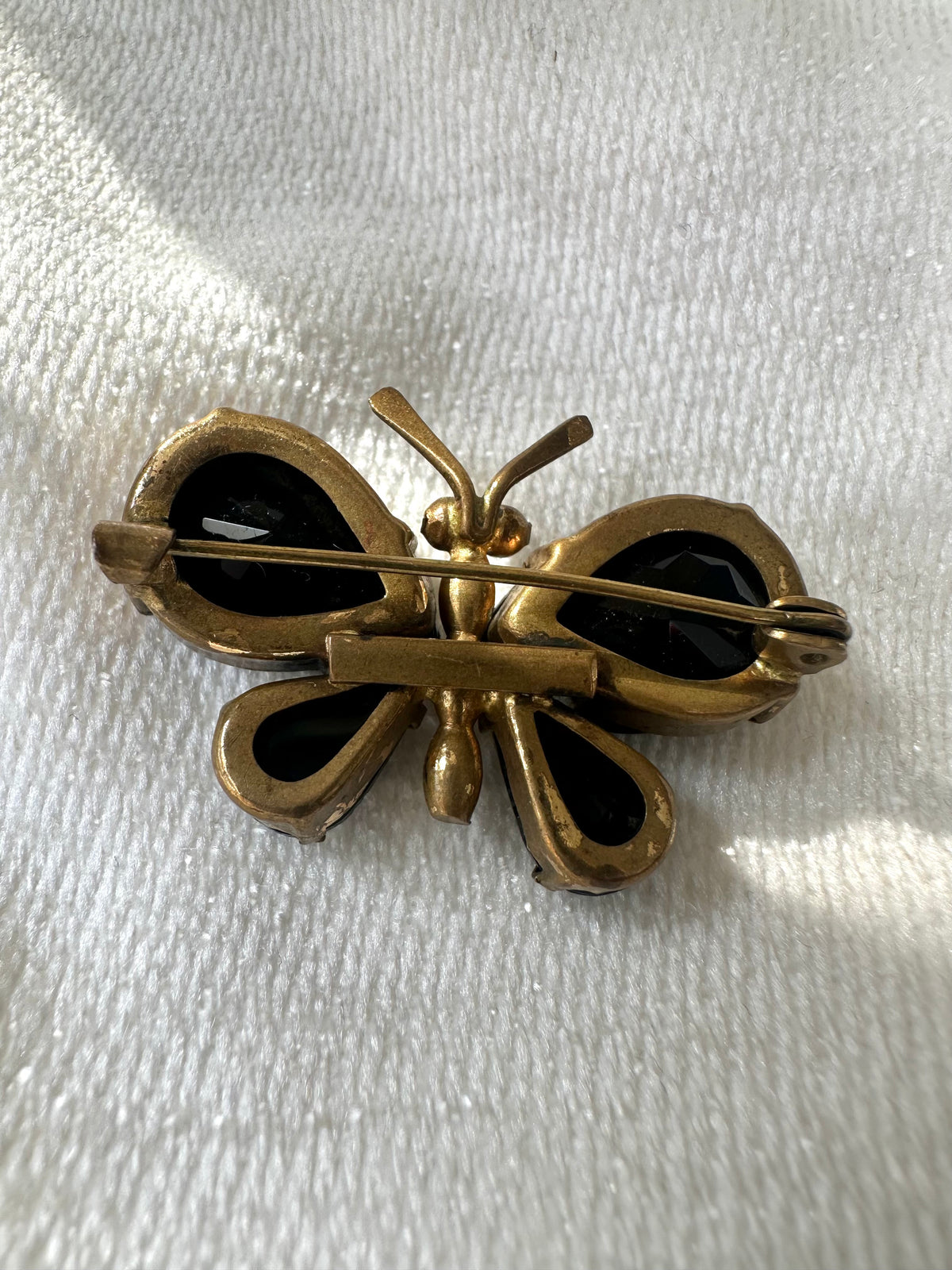 Vintage vlinder broche met zwarte kralen