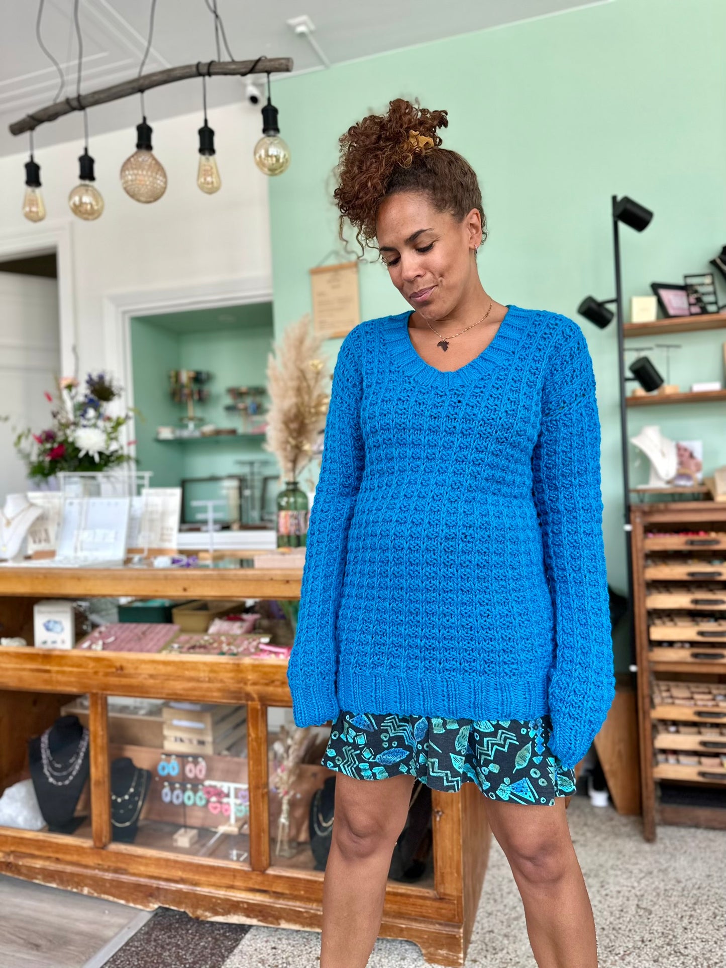 Vintage grof gebreide trui in helder blauw met extra lange pasvorm en v-hals