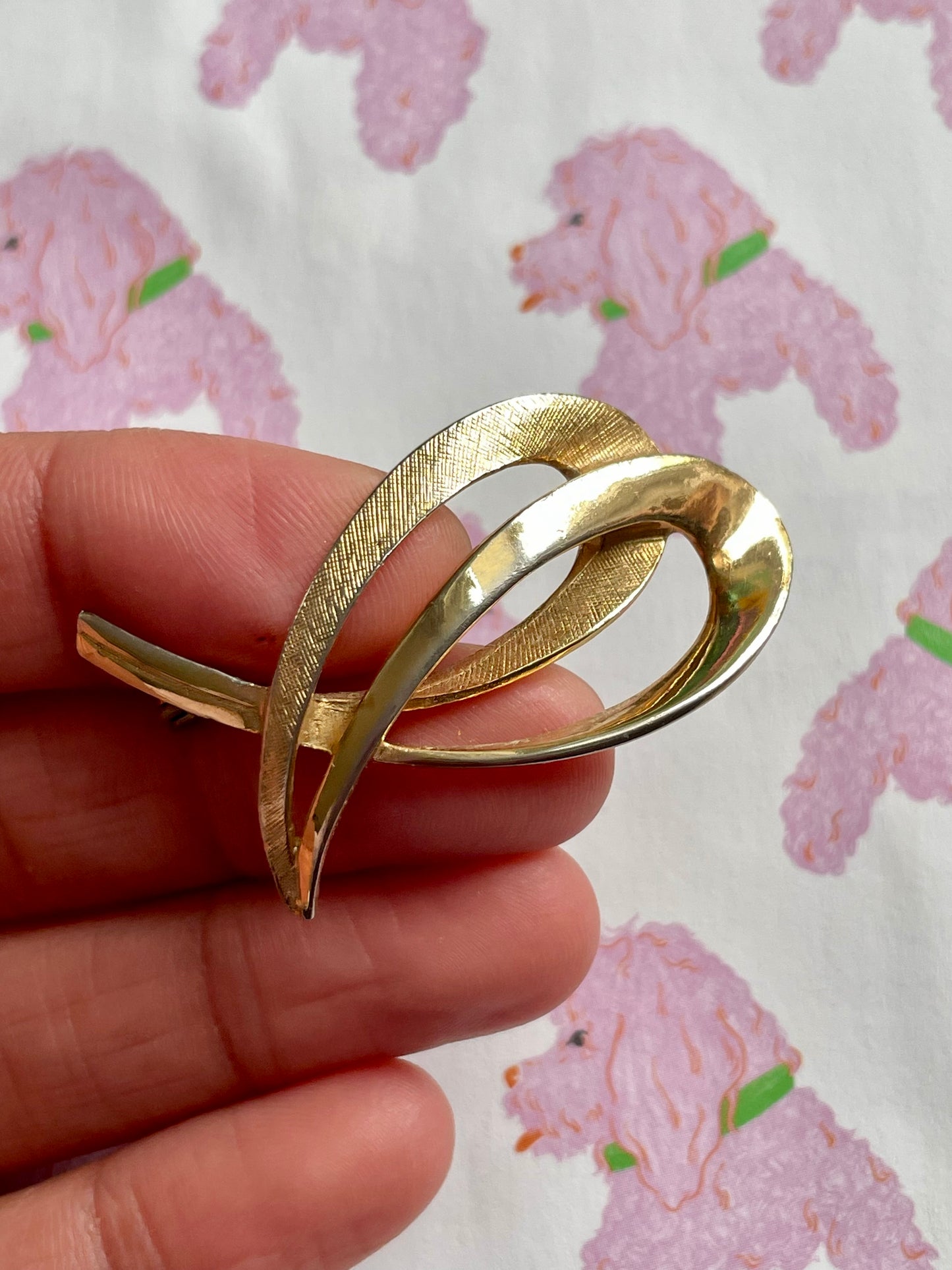 Vintage broche met abstracte krul
