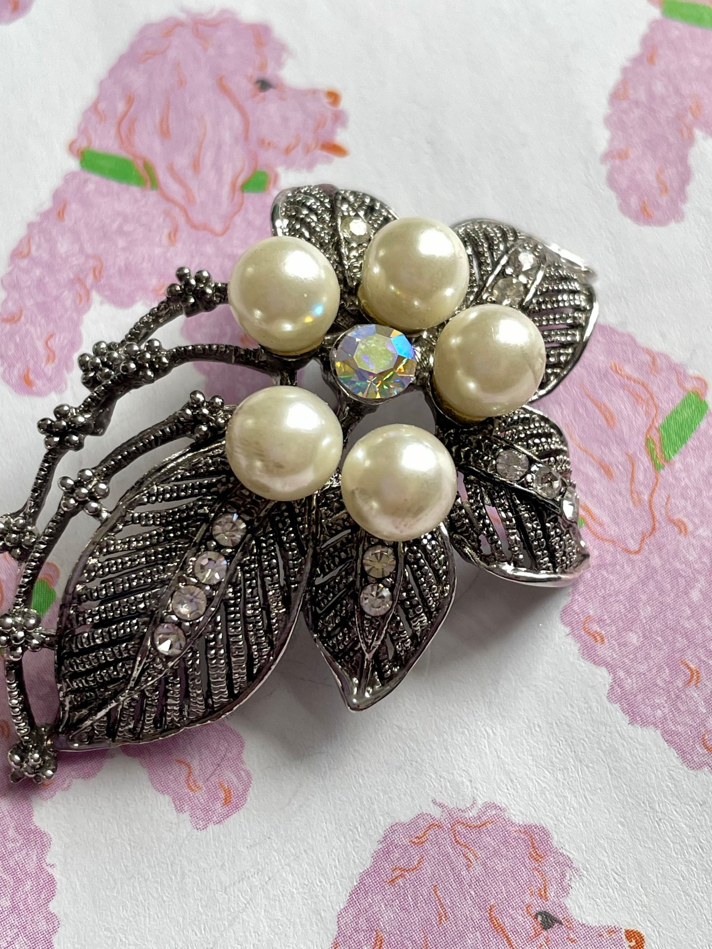Faux parel bloem broche