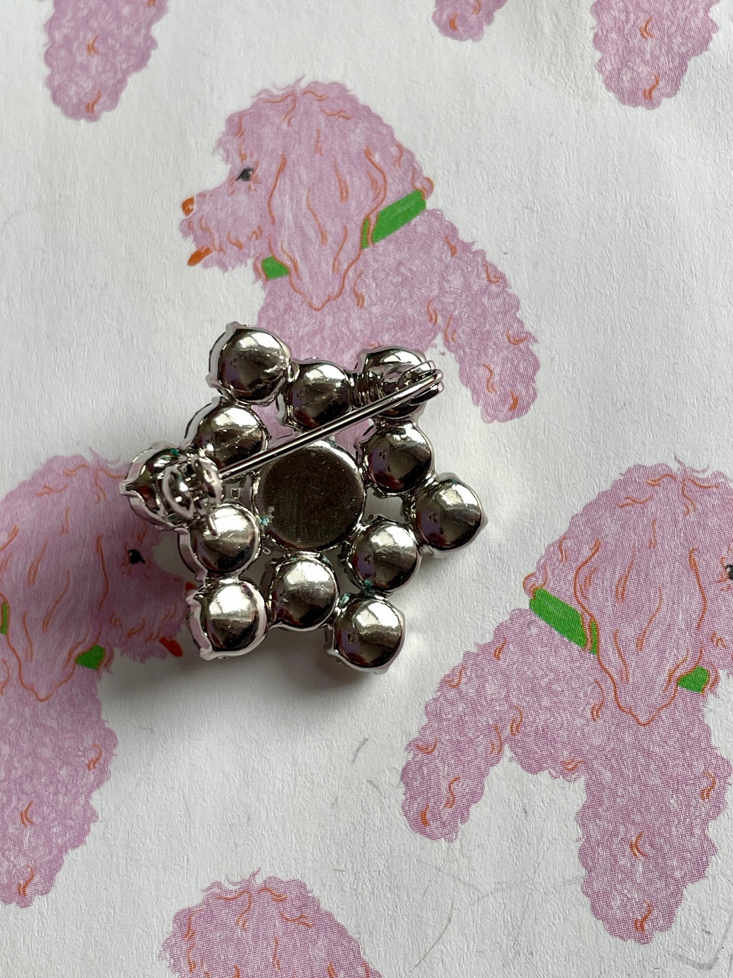 Bloemvormige strass broche