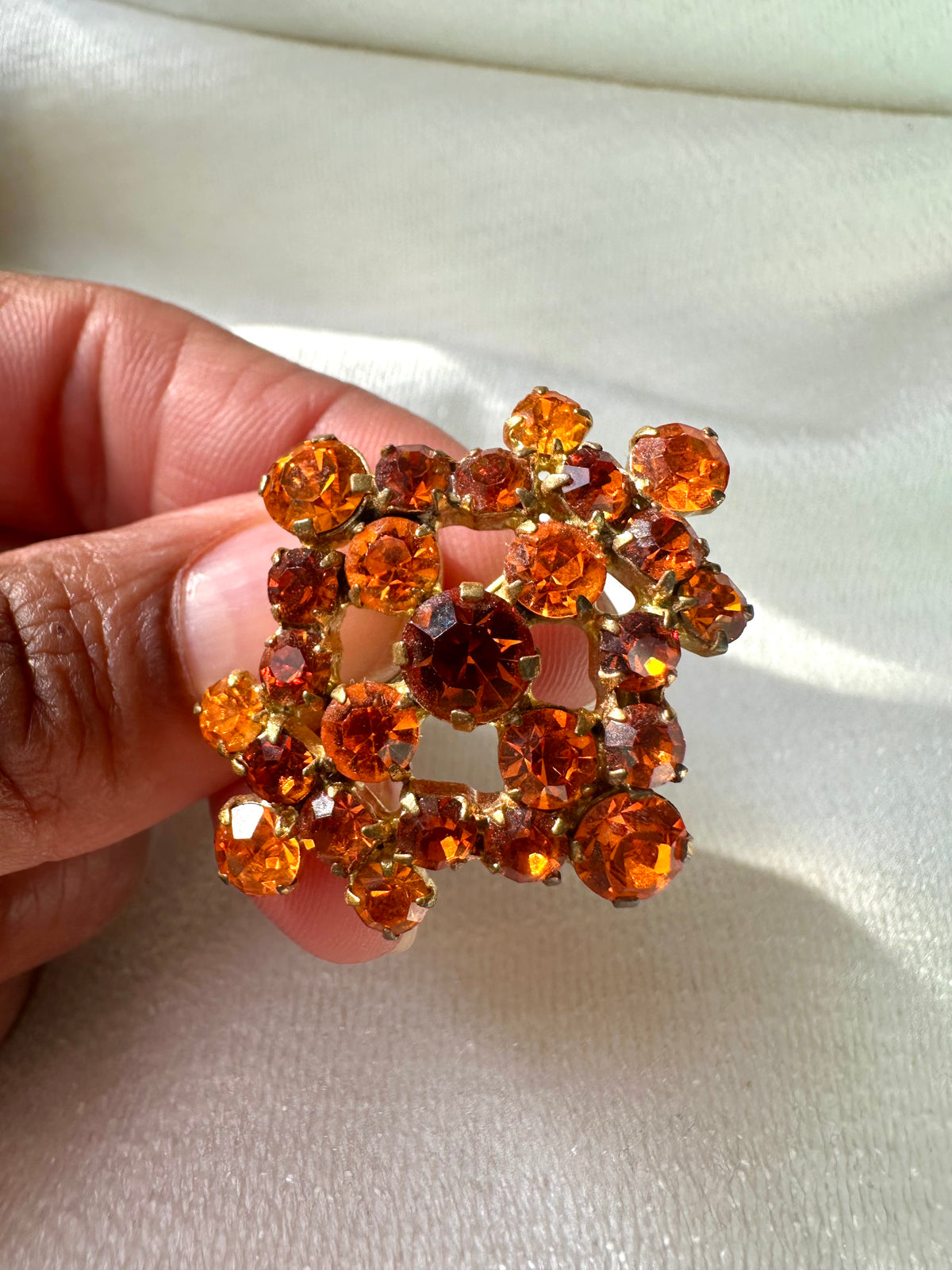 Vintage broche met srass in roest-oranje