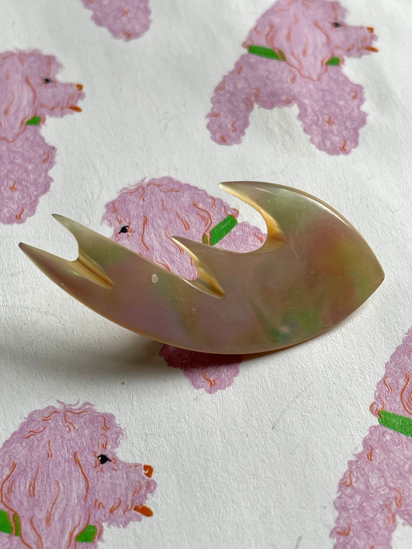 Abstracte parelmoer broche