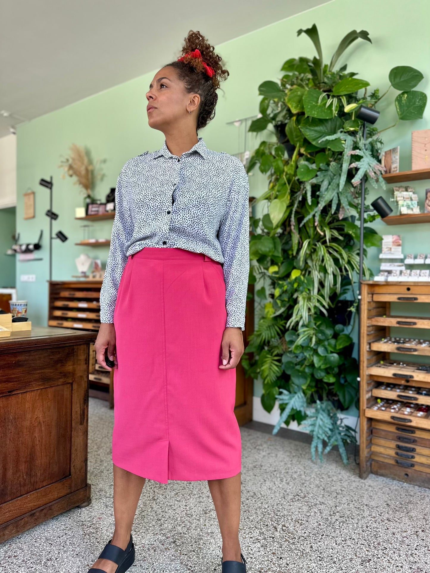 Vintage witte viscose blouse met zwarte stippen en lange mouwen