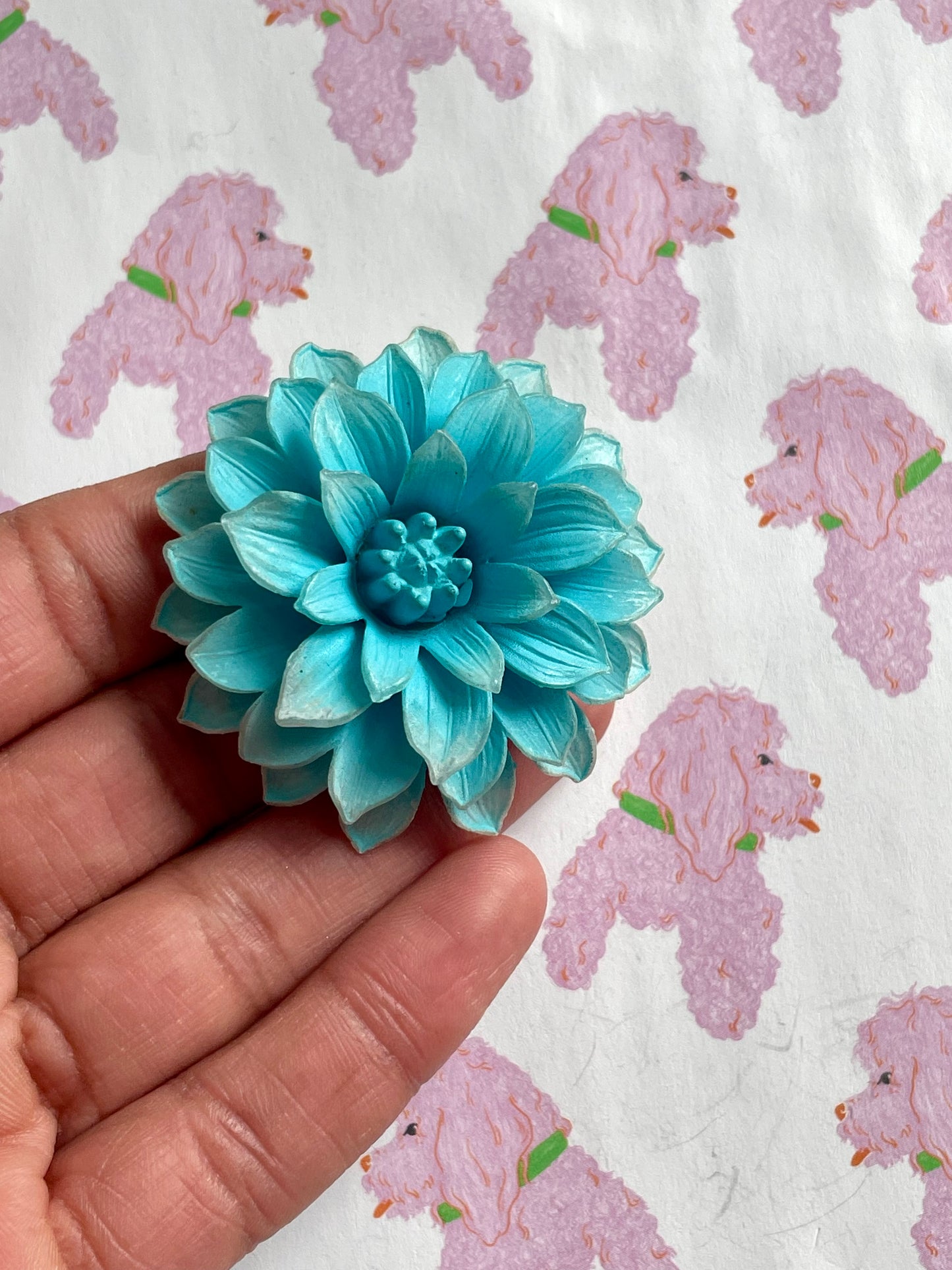 Blauwe bloem broche