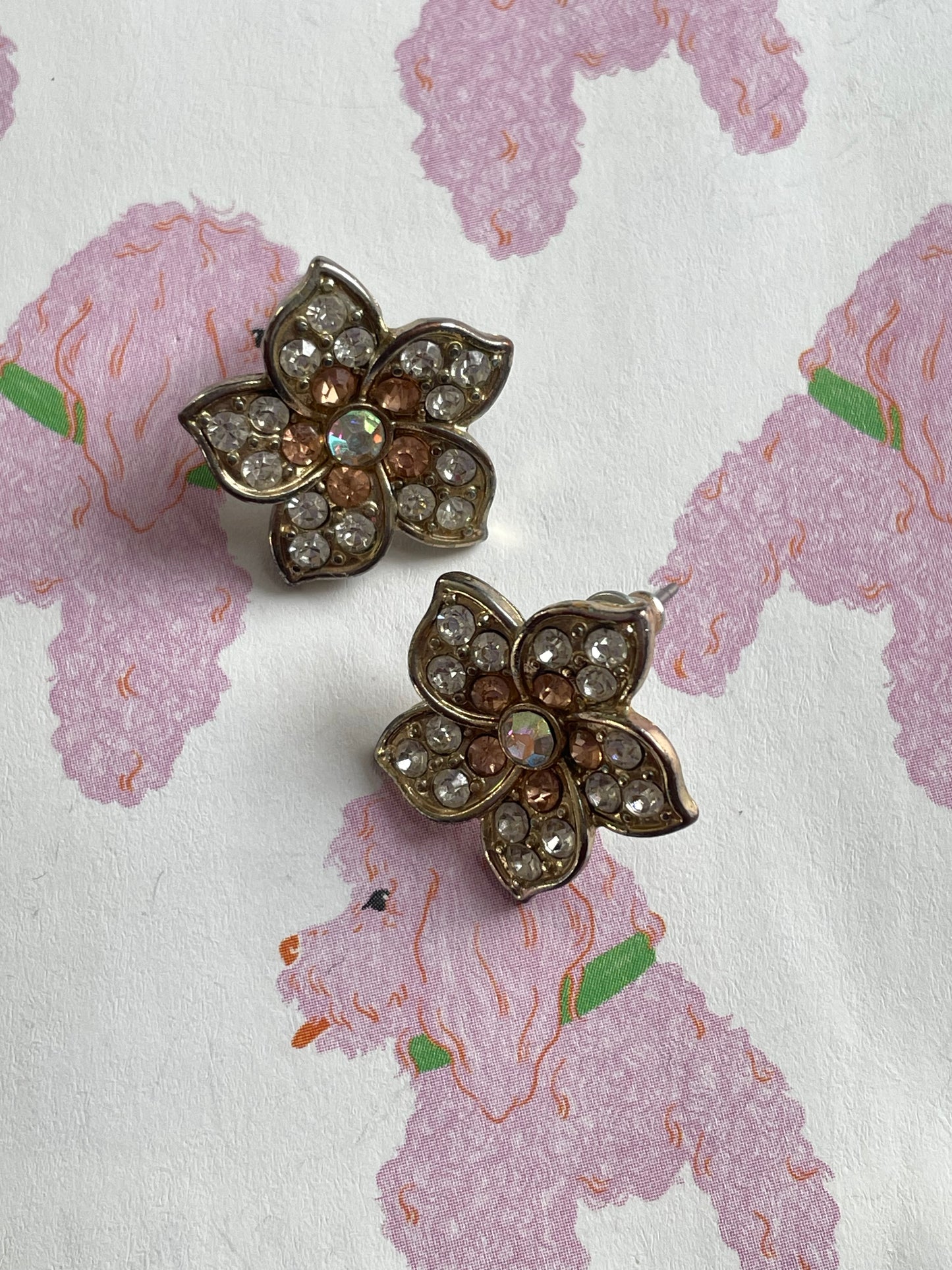 Bloemen oorstekers met strass