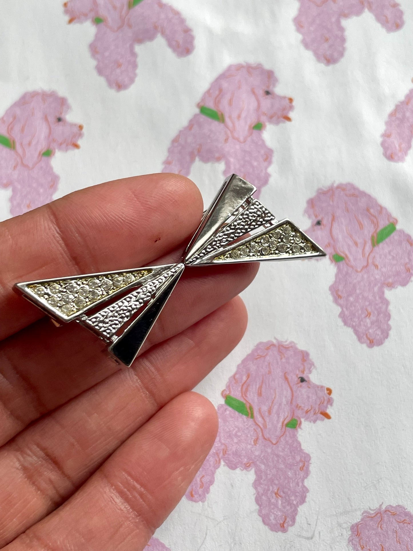 Zilverkleurige strik broche