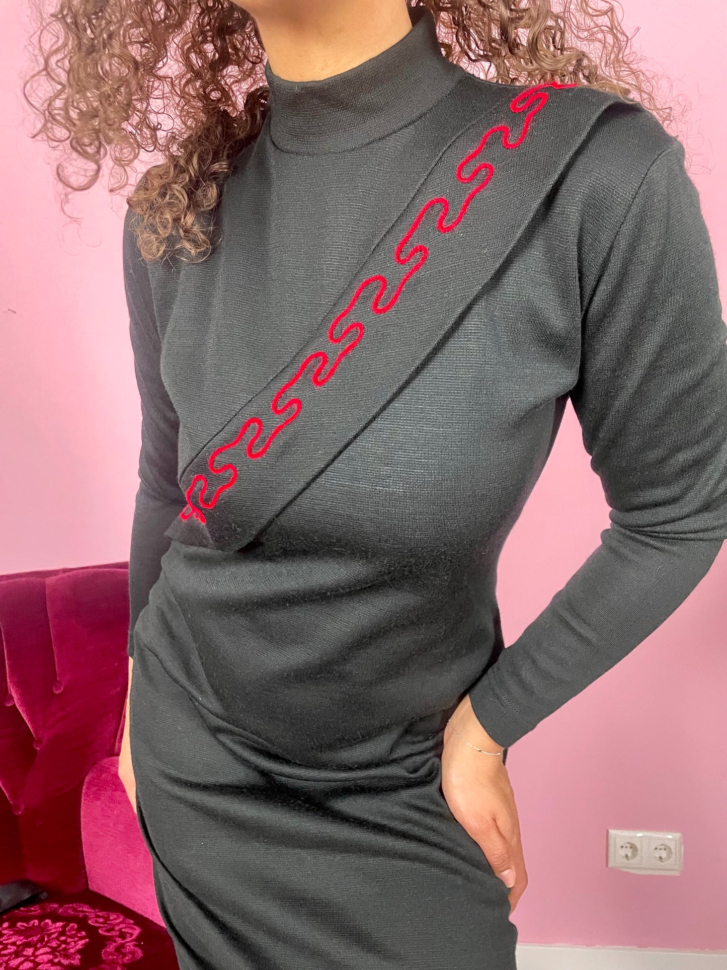 Vintage little black dress met rode bies