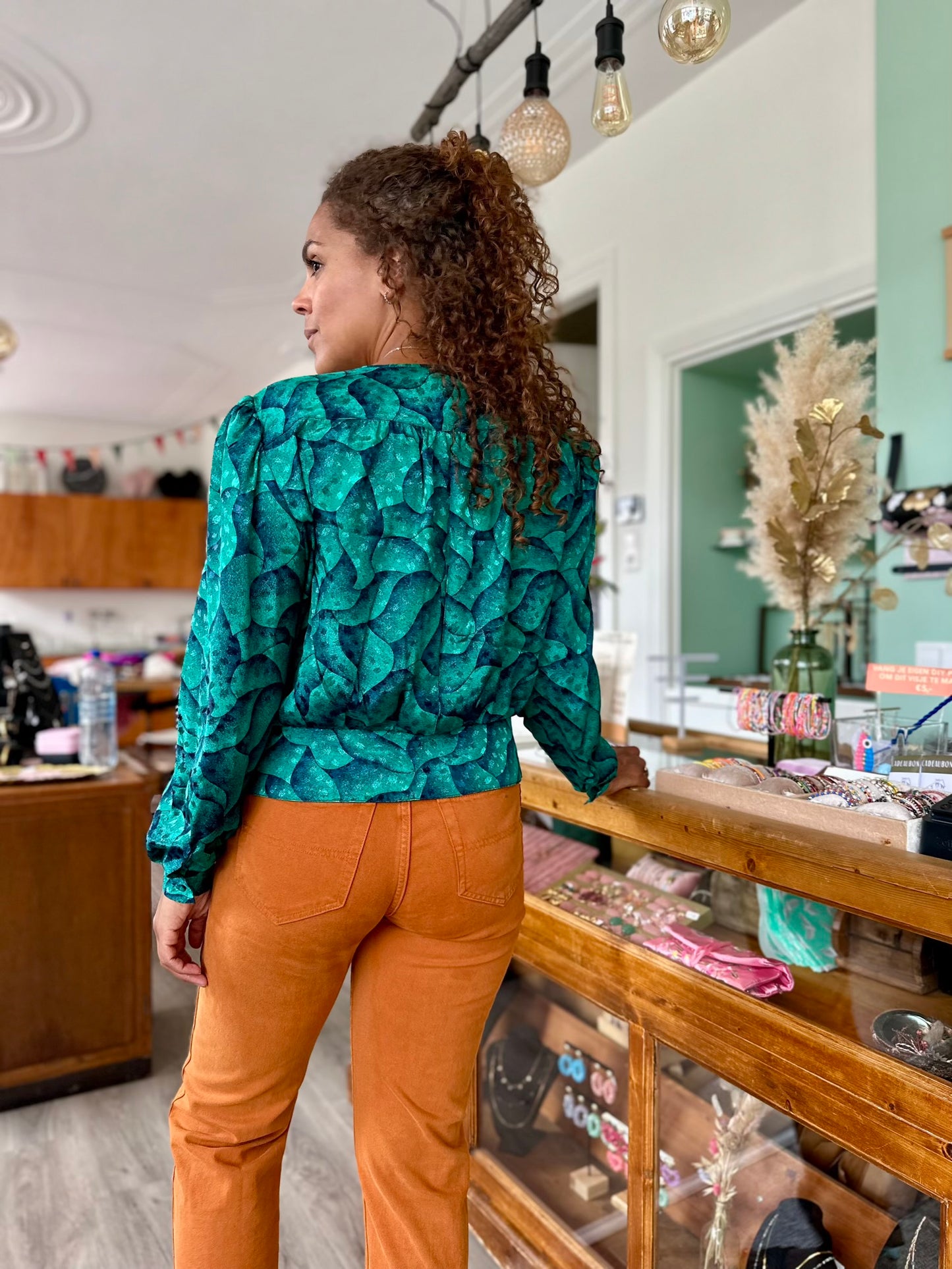 Model showt de vintage blouse gecombineerd met een vintage jeans