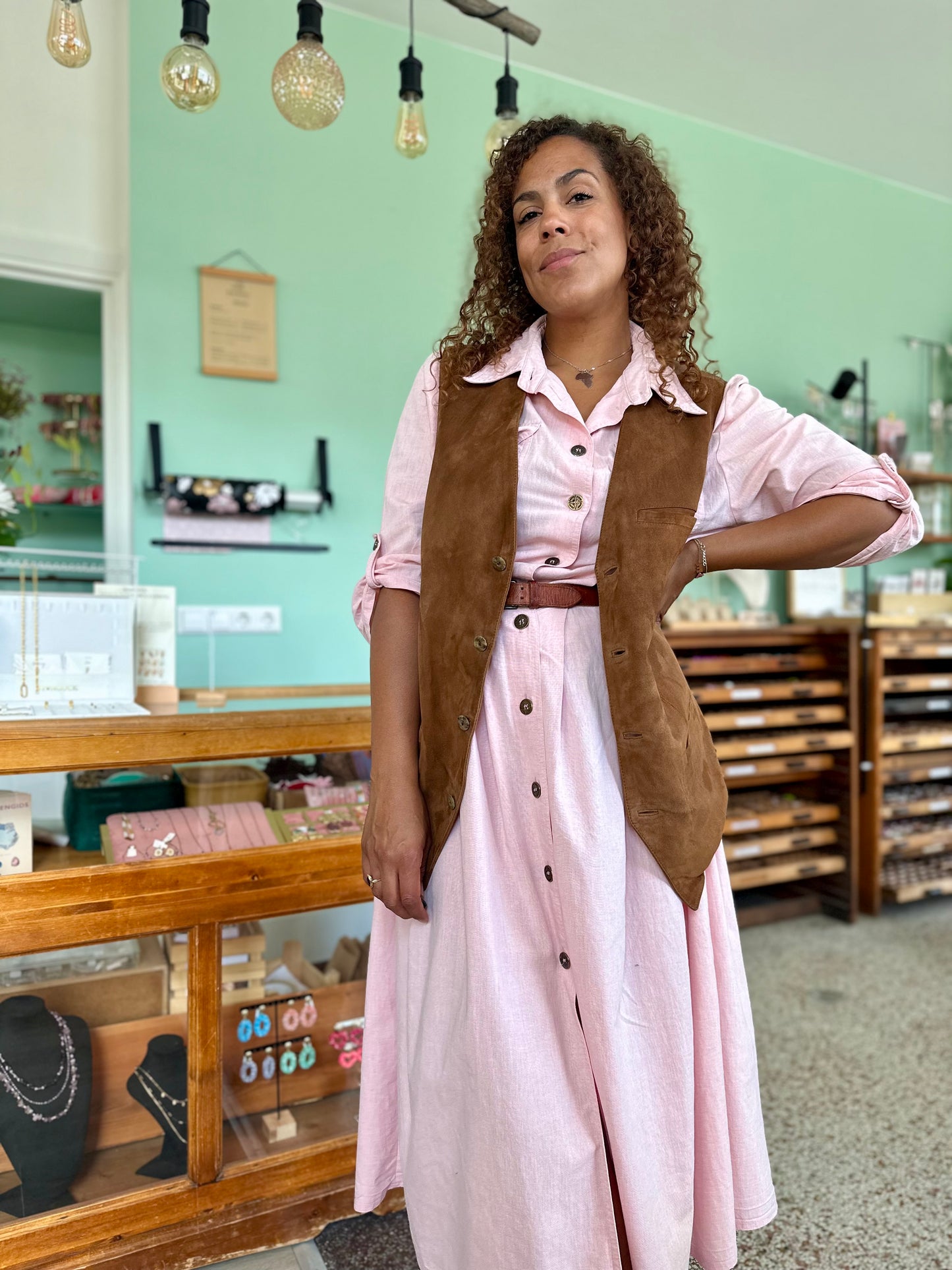 Vintage suède waistcoat op gilet in bruin suède nu gecombineerd over een vrouwelijke jurk