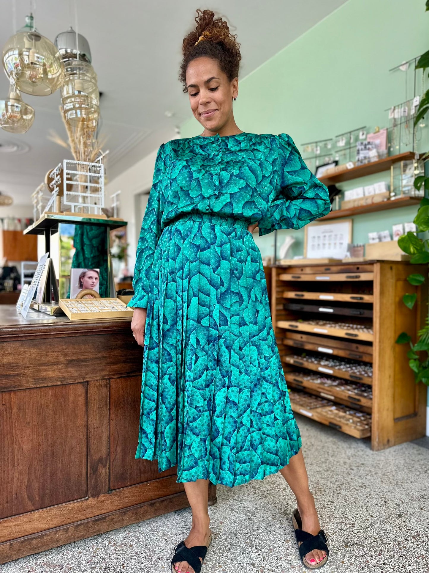 Vintage co-ord set uit jaren tachtig in turquoise kleur met abstracte print