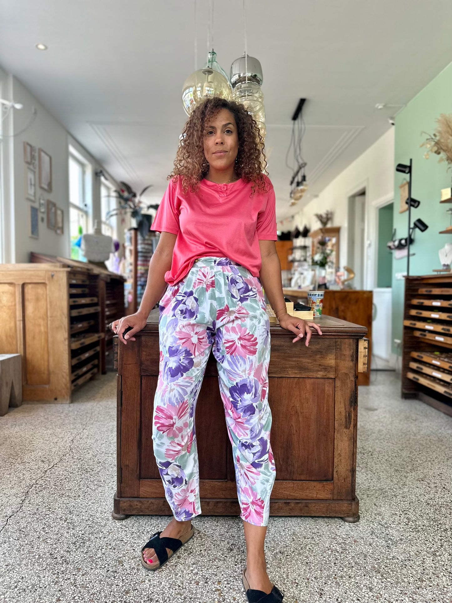Vintage pantalon in wit met zacht gekleurde bloemenprint met elastische taille van soepel katoen