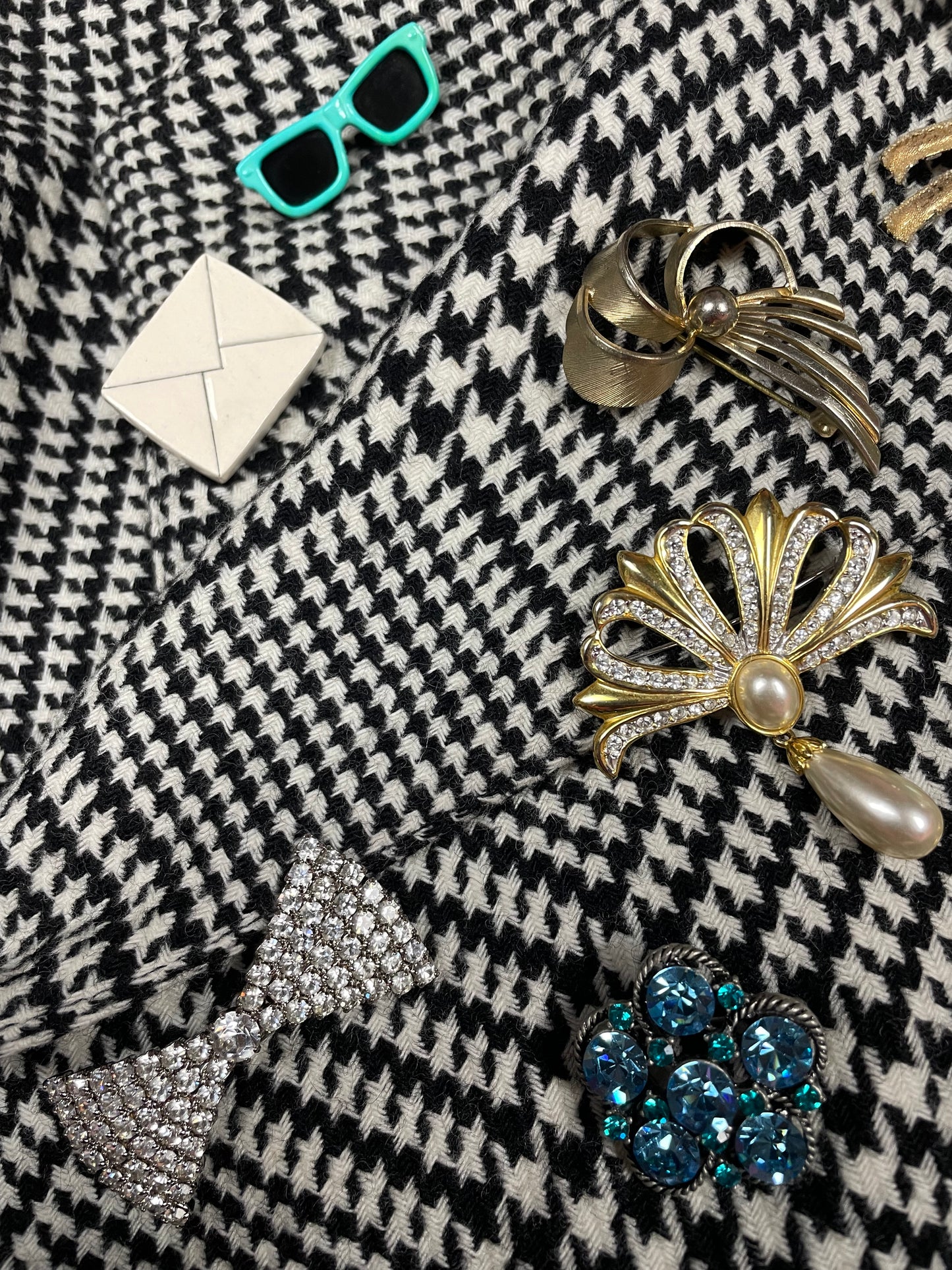 Vintage strik broche met strass