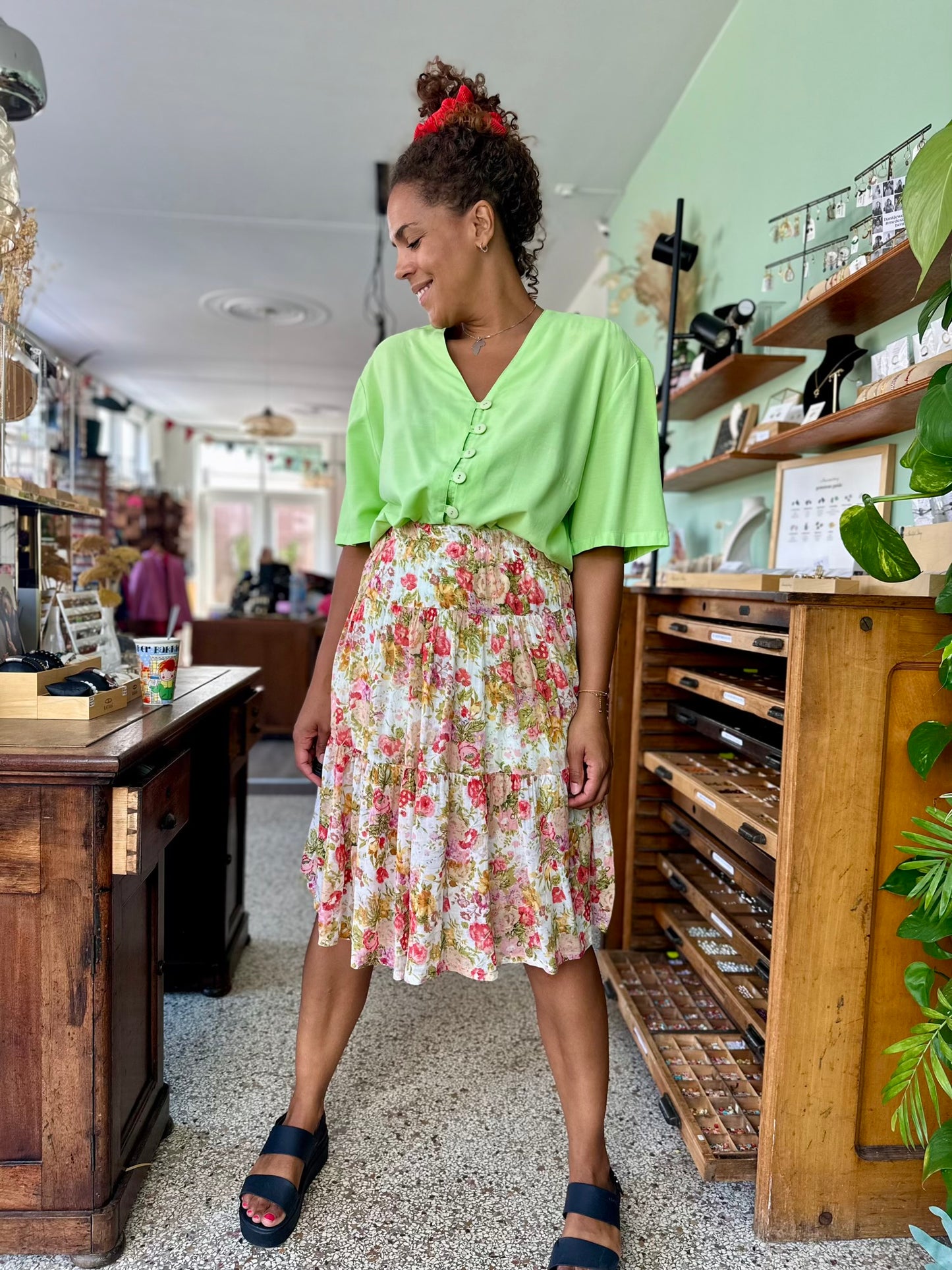Vintage rok in grote damesmaat met kleuren roze bruin en groen in bloemenprint