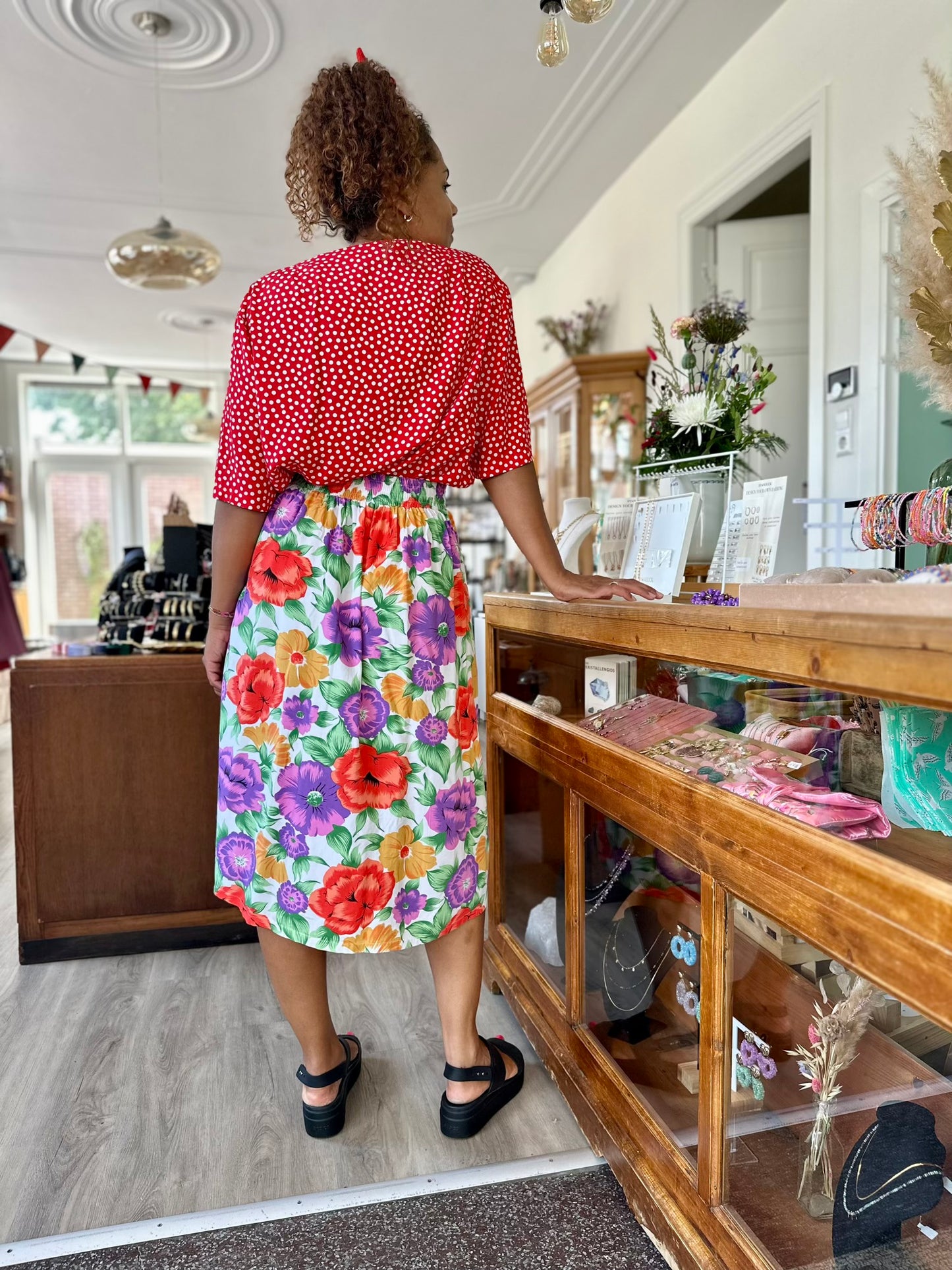 Vintage midi rok met gekleurde bloemen, achterzijde met rits en elastische taille