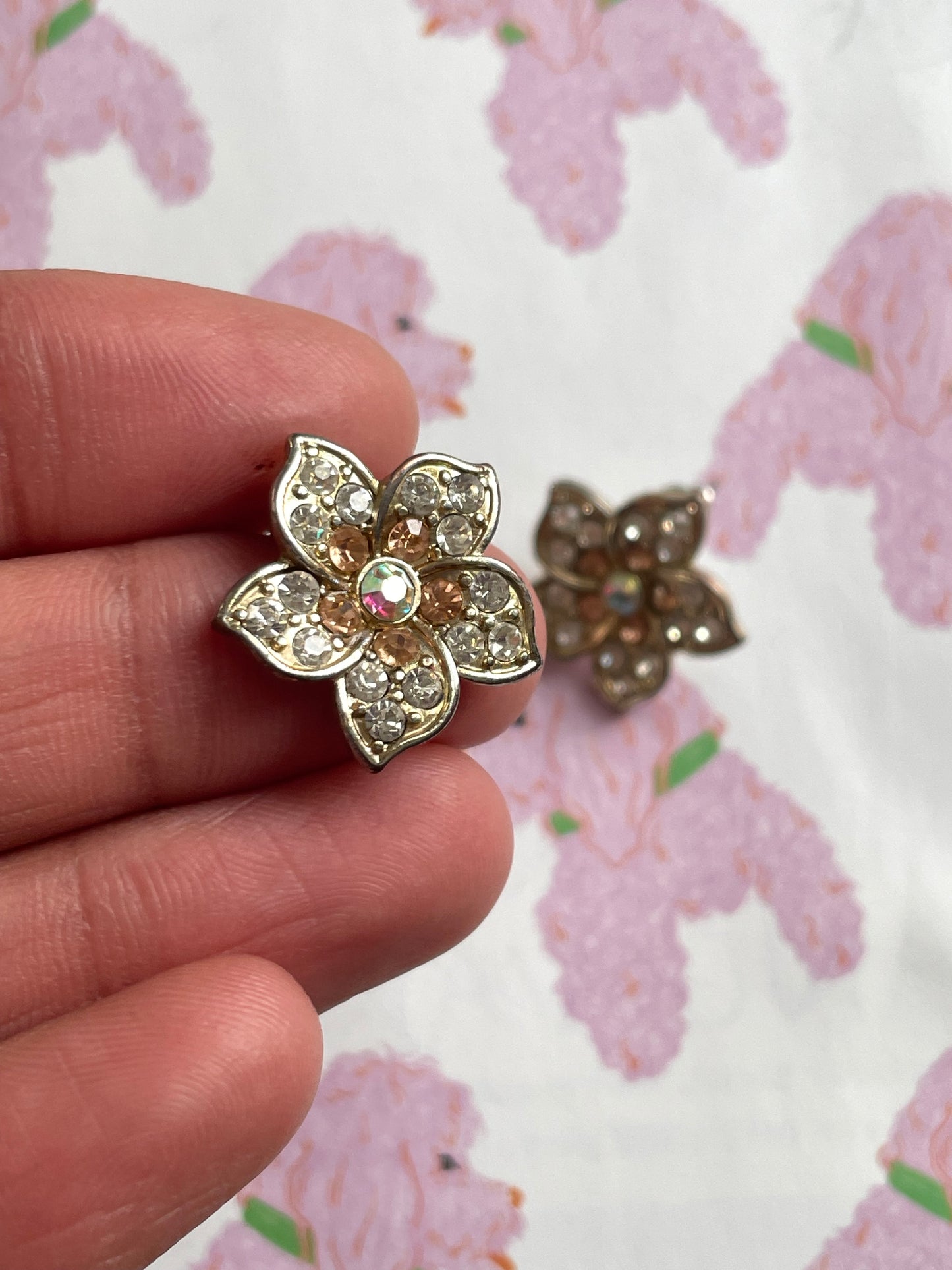 Bloemen oorstekers met strass