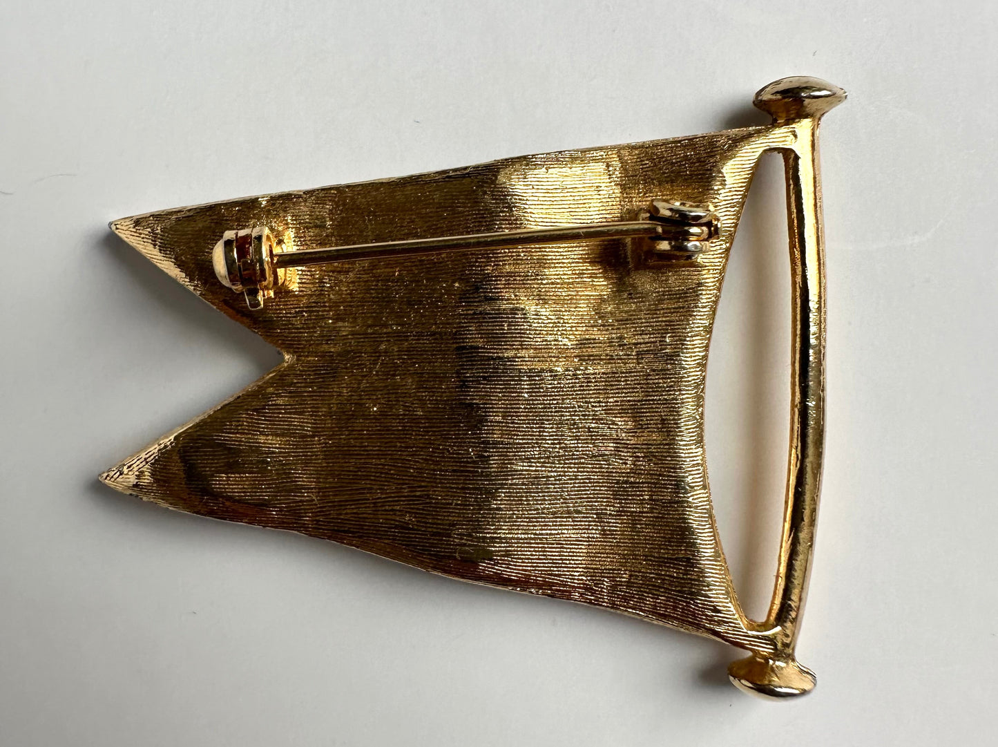 Geëmailleerde vlag broche