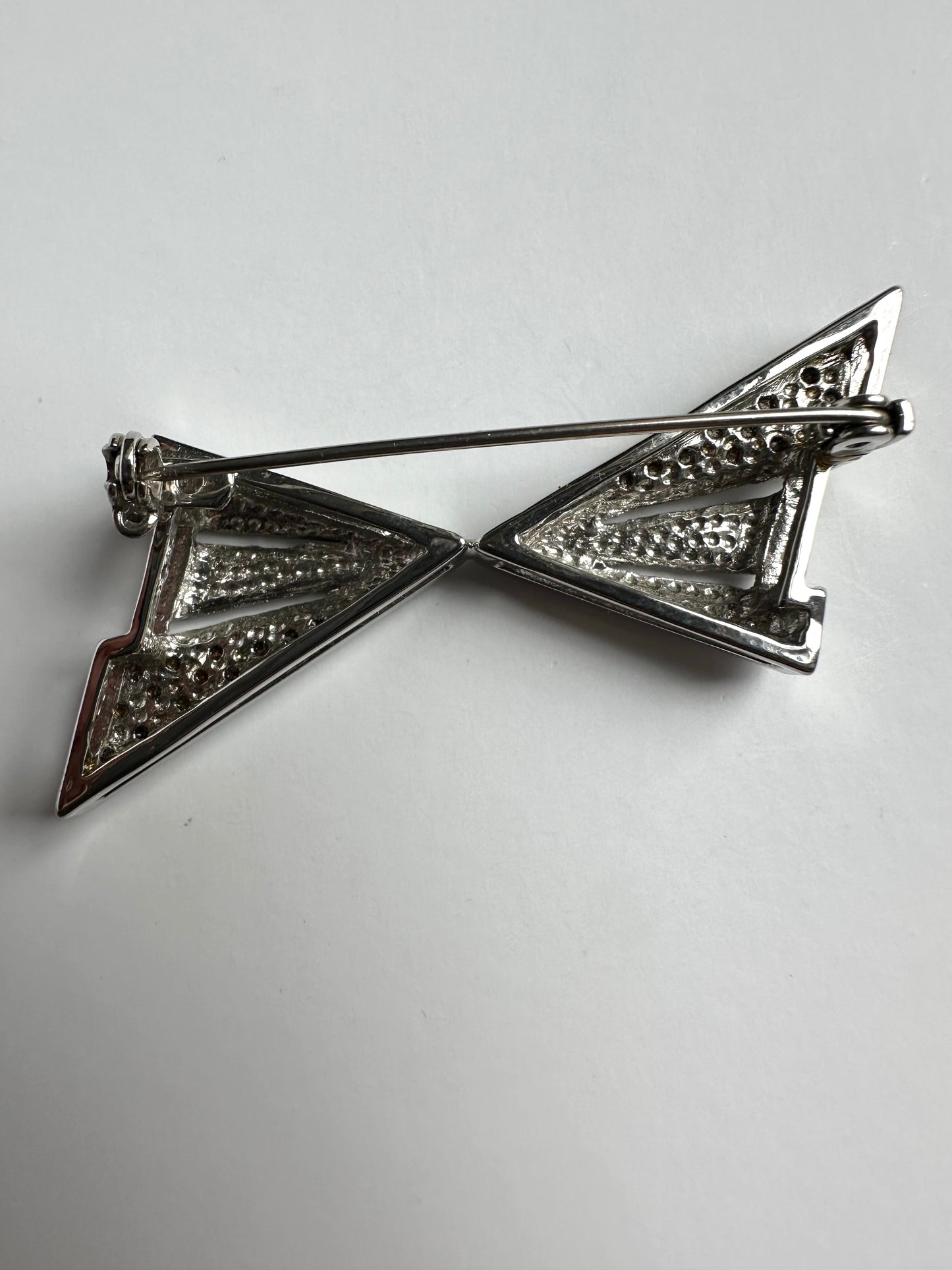 Zilverkleurige strik broche