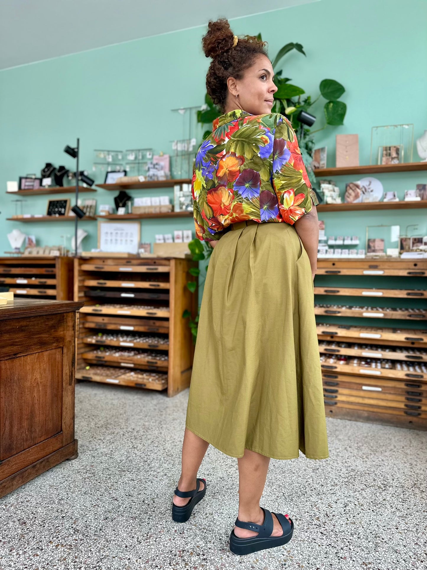 Achterkant van vintage zomerblouse met korte mouwen
