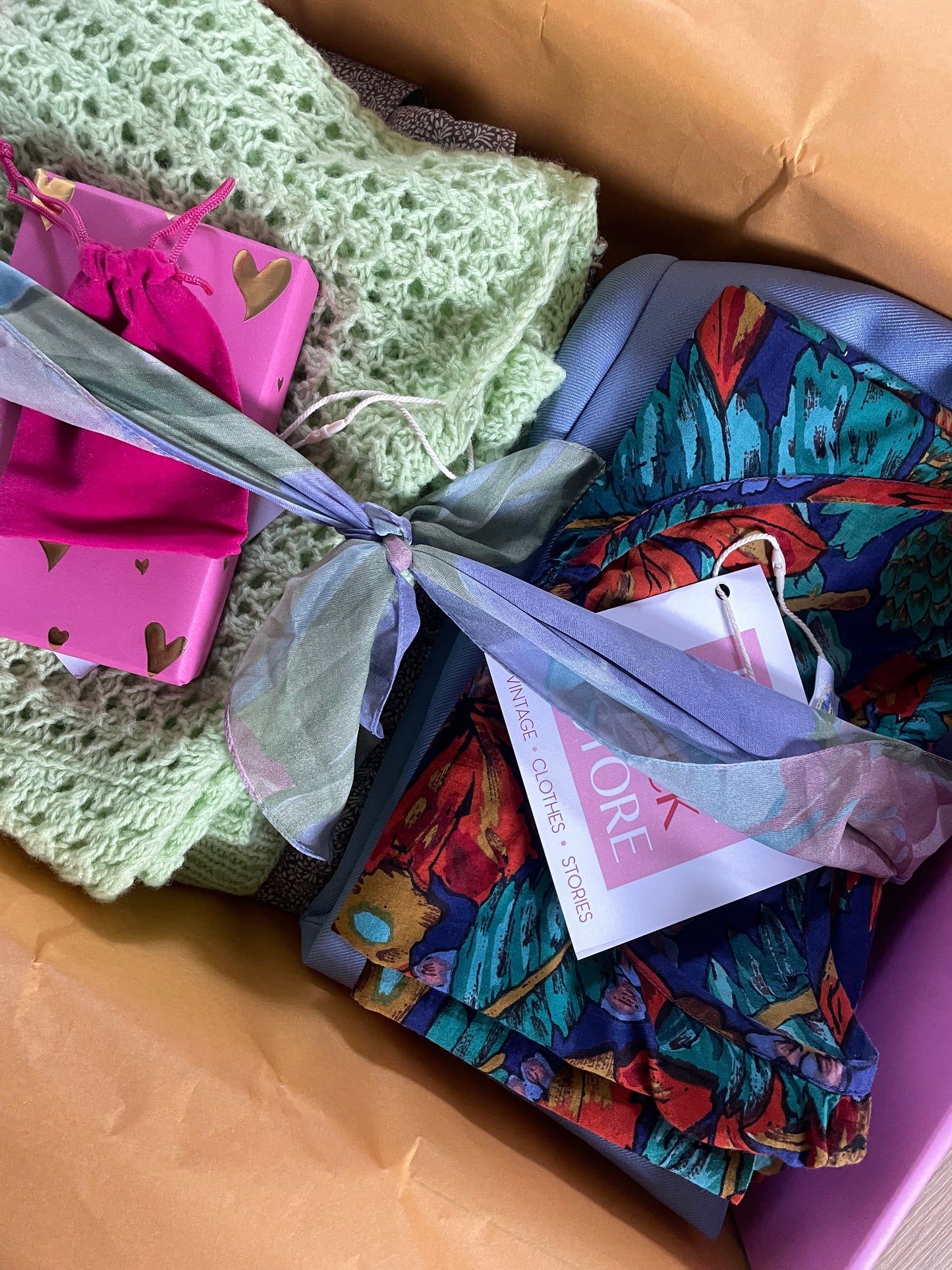 Mysterybox gevuld met tweedehands kleding met kleur en print v an The Comeback Store