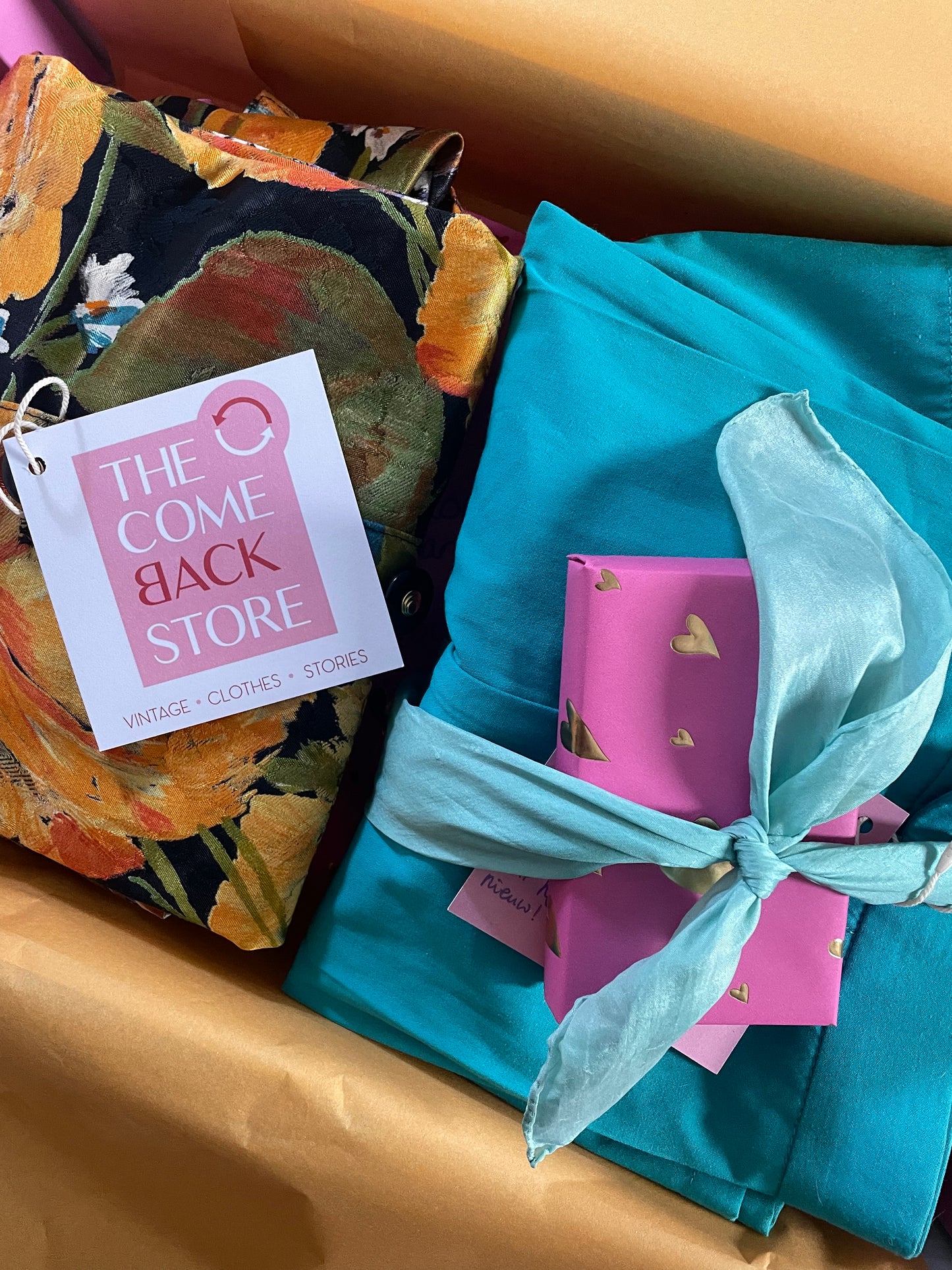 Verrassings kleding pakket met kleurrijke retro kledingstukken van The Combeback Store