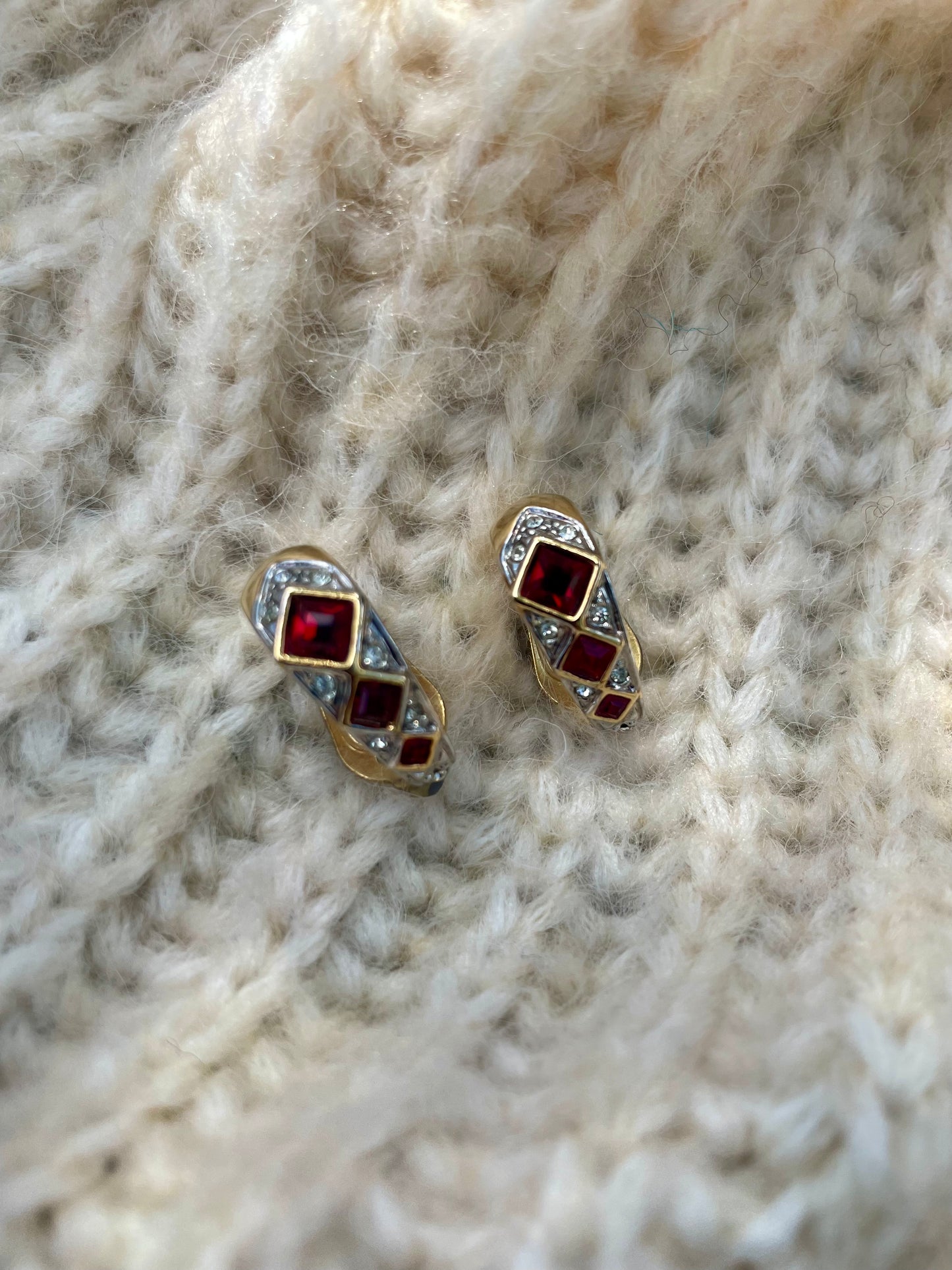 Vintage gouden creolen met robijn en strass