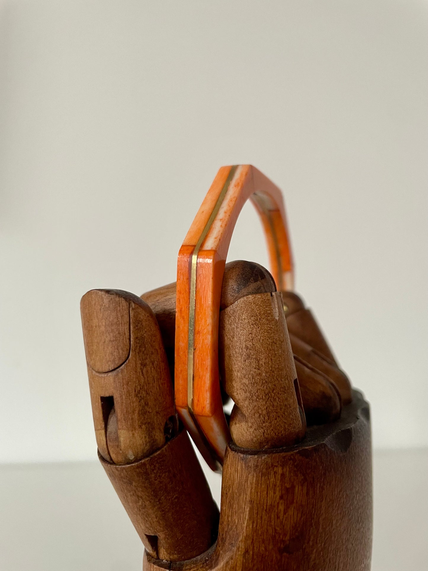 Vintage achthoekige bone bangle oranje