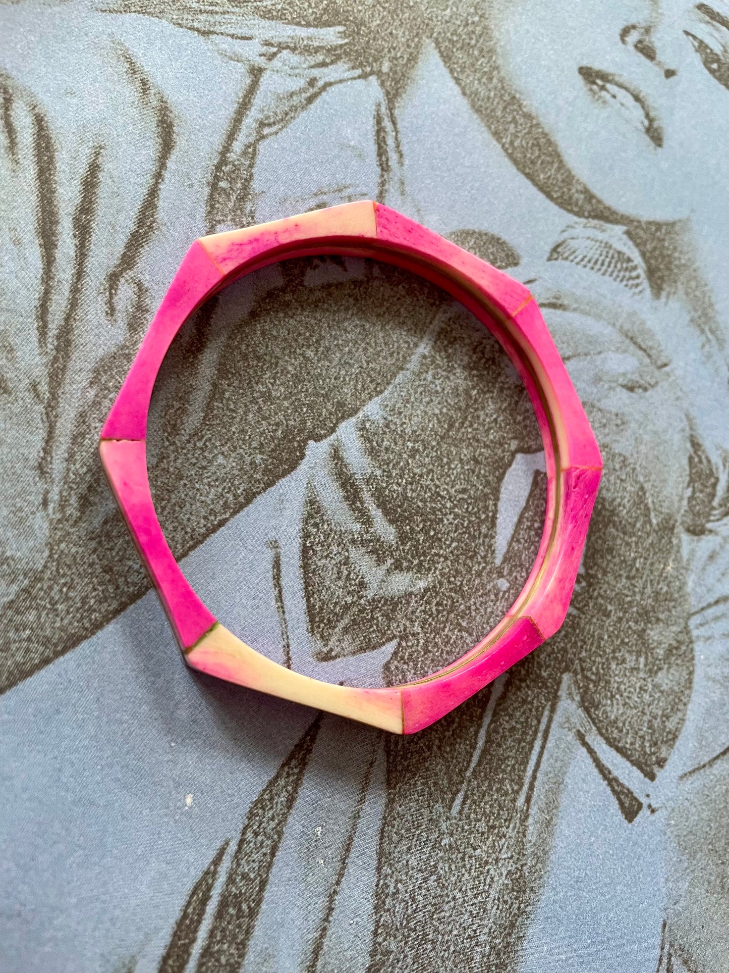 Vintage achthoekige bone bangle roze