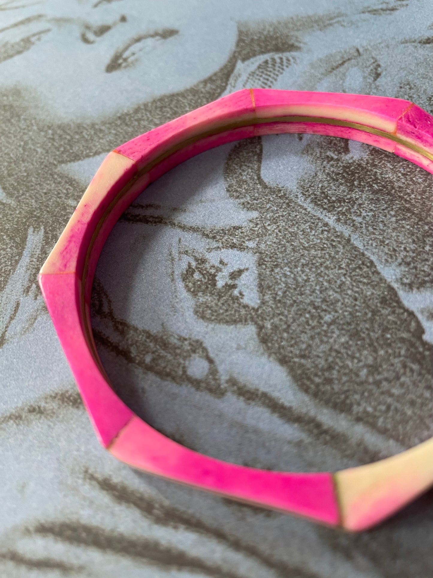Vintage achthoekige bone bangle roze