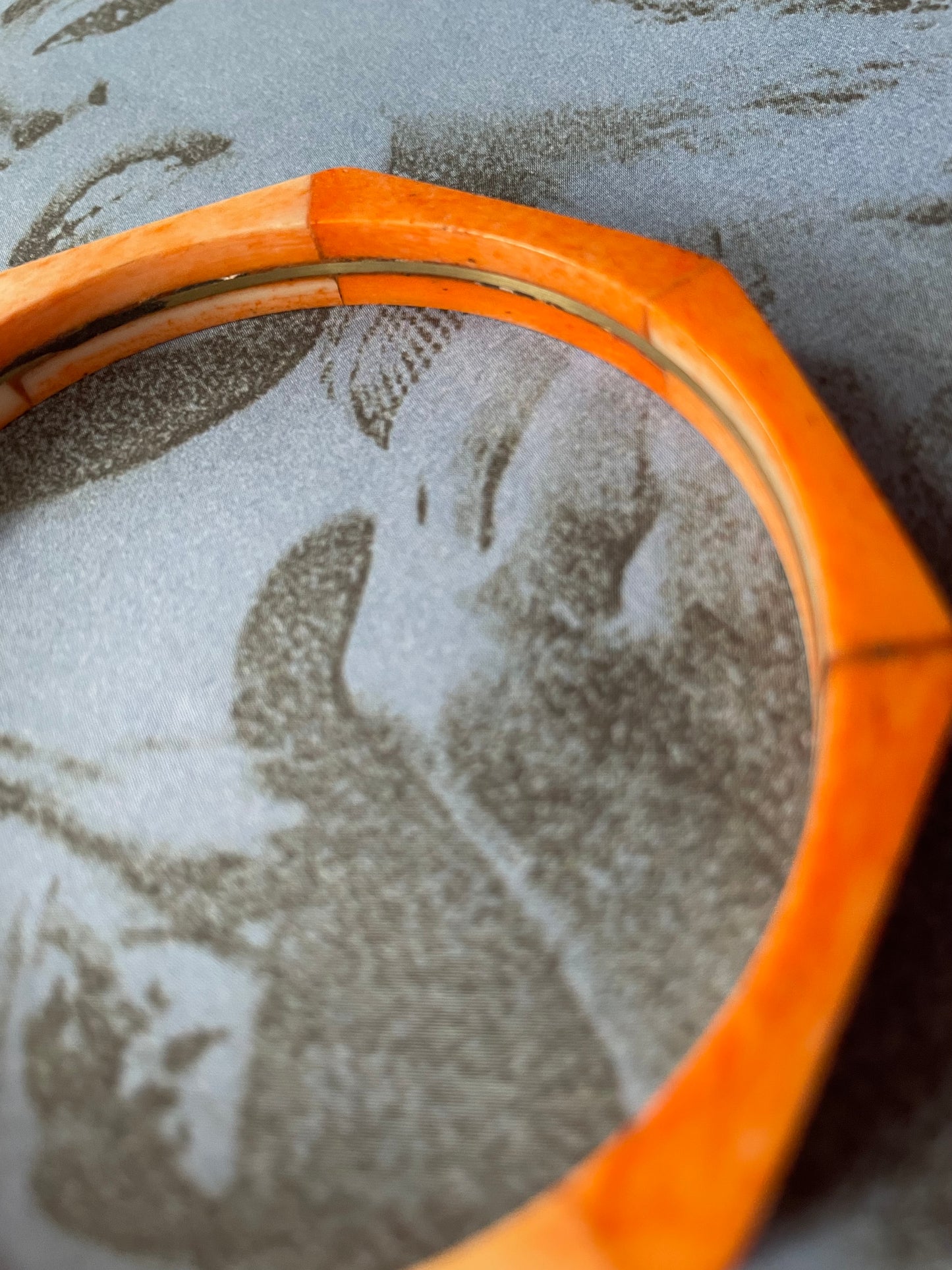 Vintage achthoekige bone bangle oranje