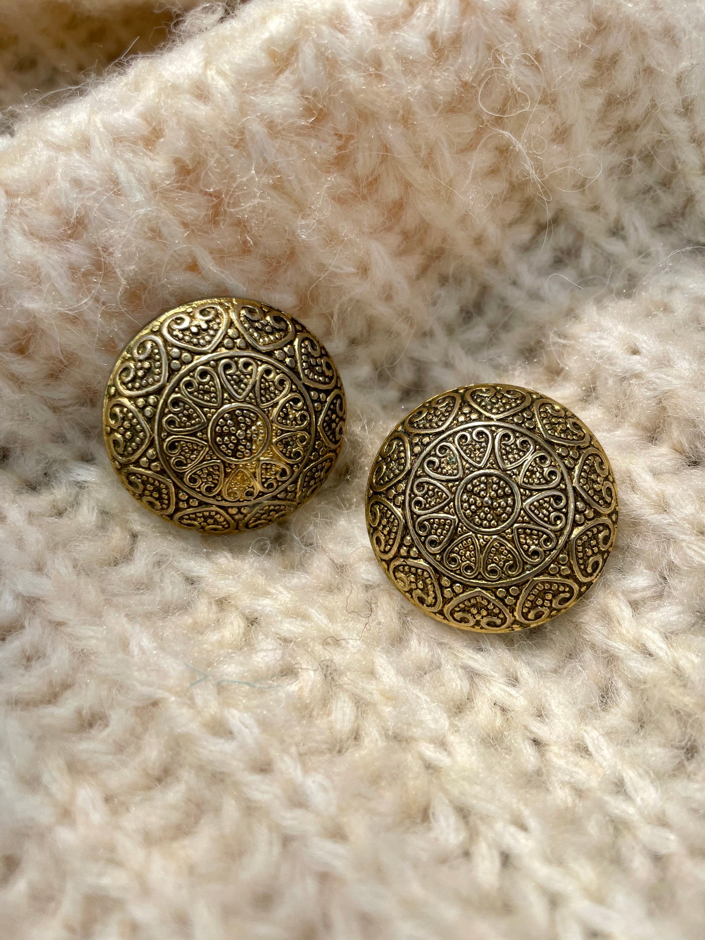 Vintage gouden epoxy oorbellen met hartjes
