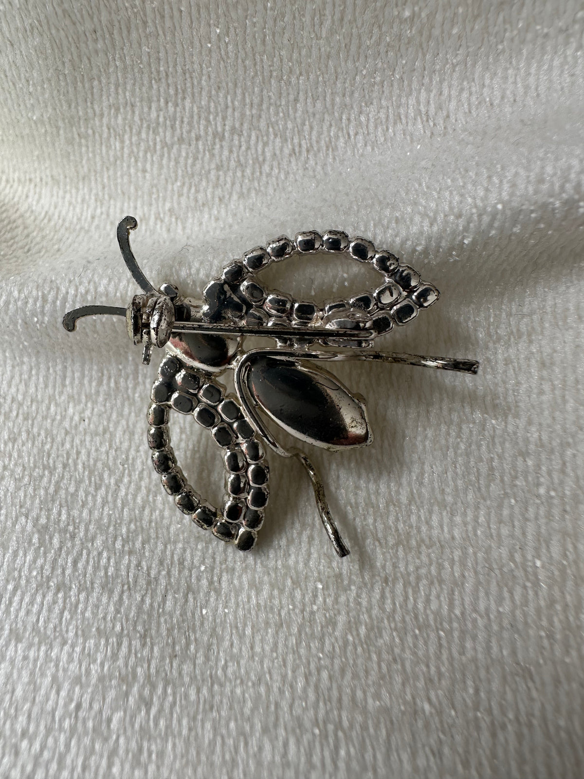 Vintage zilverkleurige sprinkhaan broche met strass