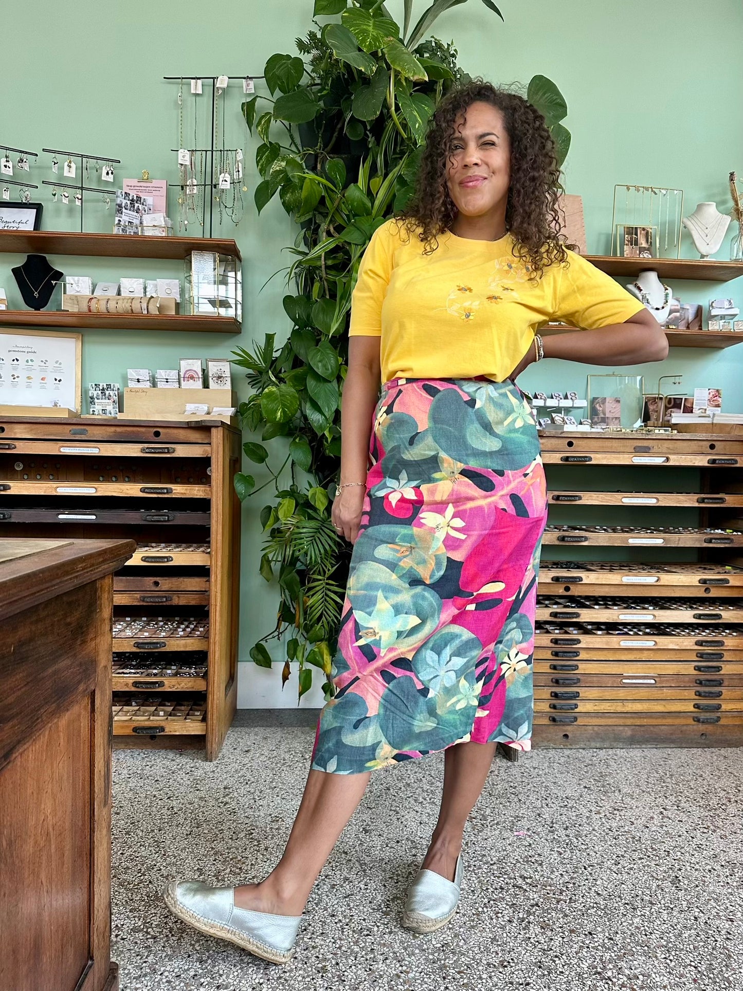 Vintage t-shirt met geborduurde margrietjes M-L