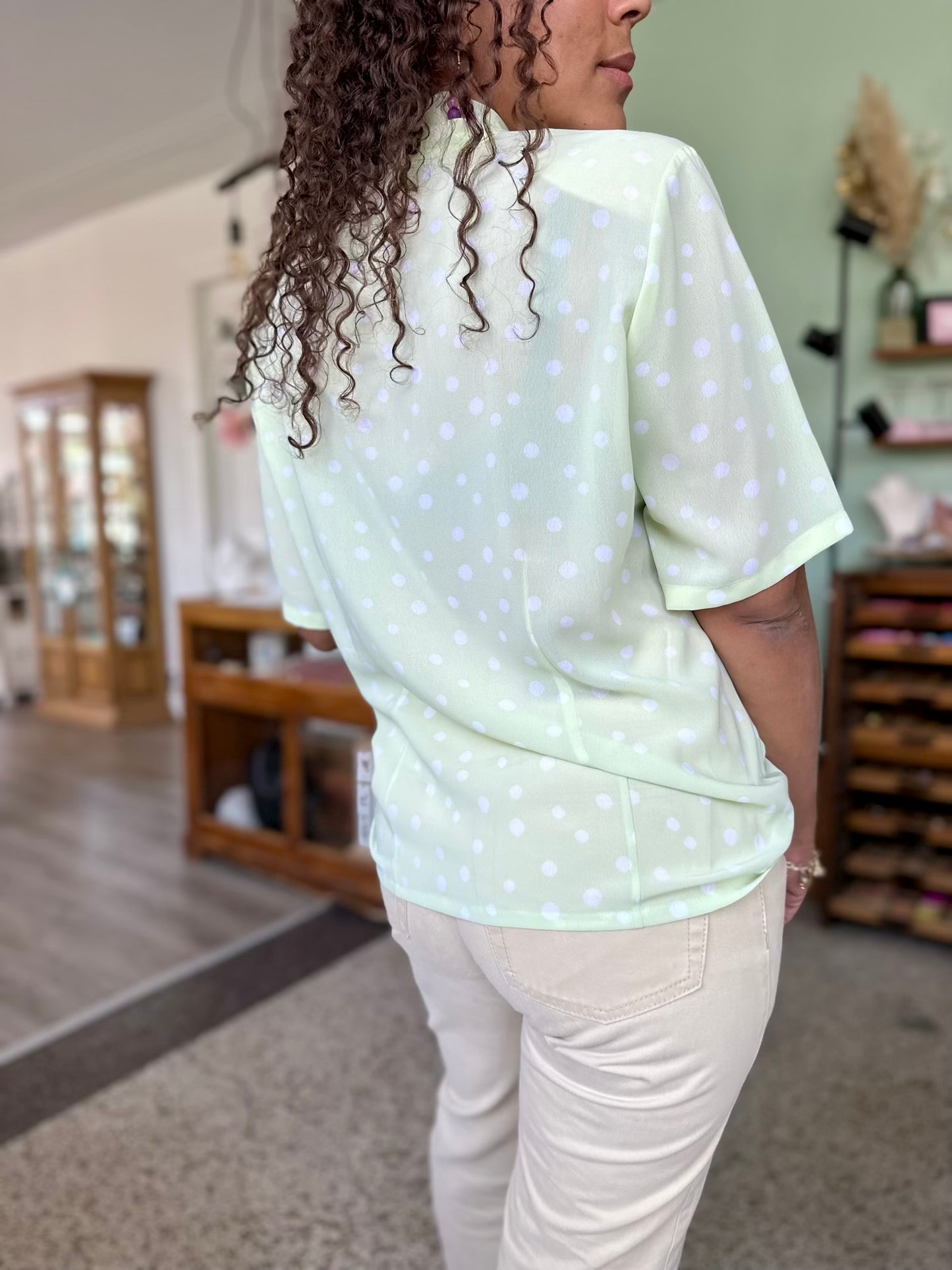 Vintage pastelgroene polkadot blouse. M-L