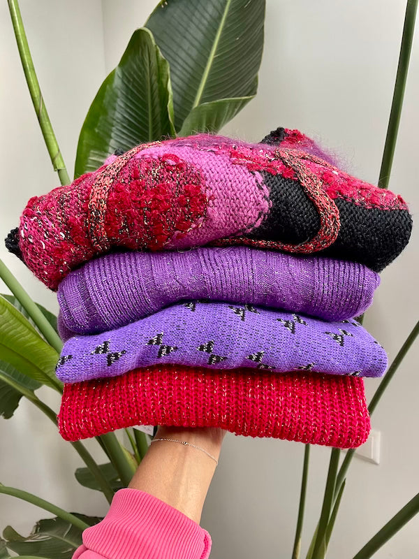 Stapeltje kleurrijke vintage kleding met prints en verschillende stoffen – The Comeback Store