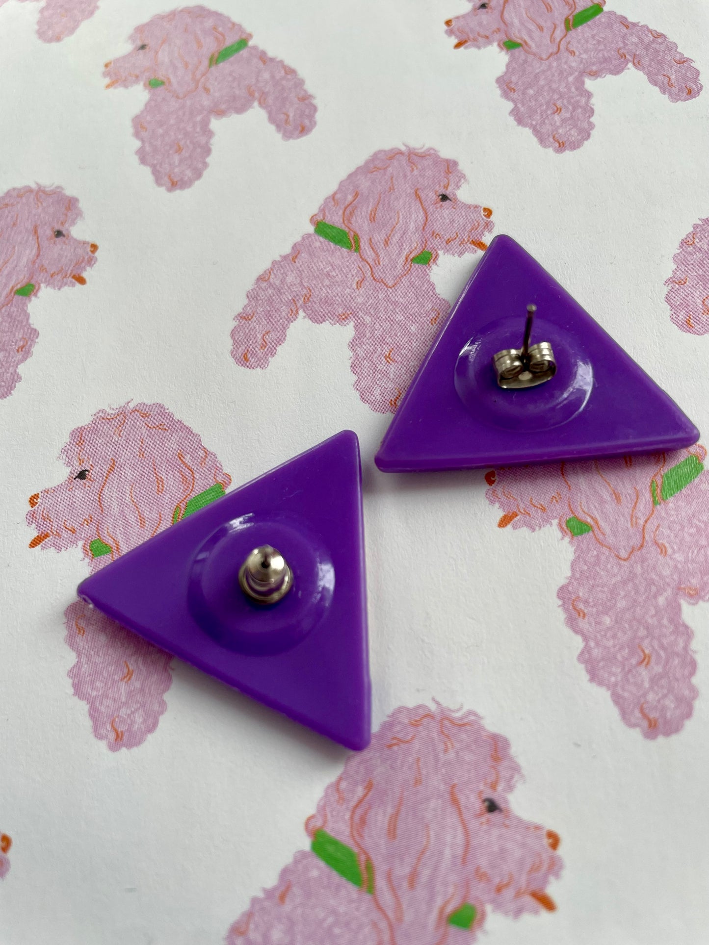 Paarse driehoek oorbellen