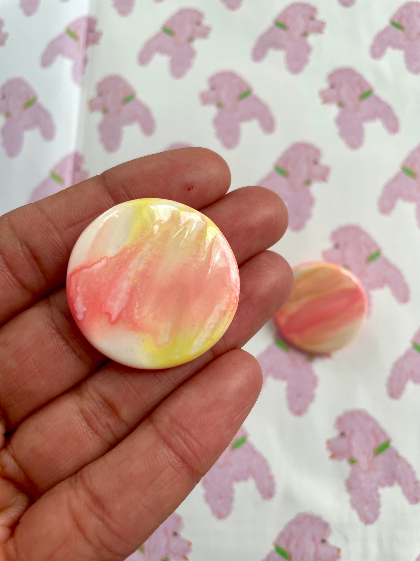 Ronde ombre oorbellen zalm-geel