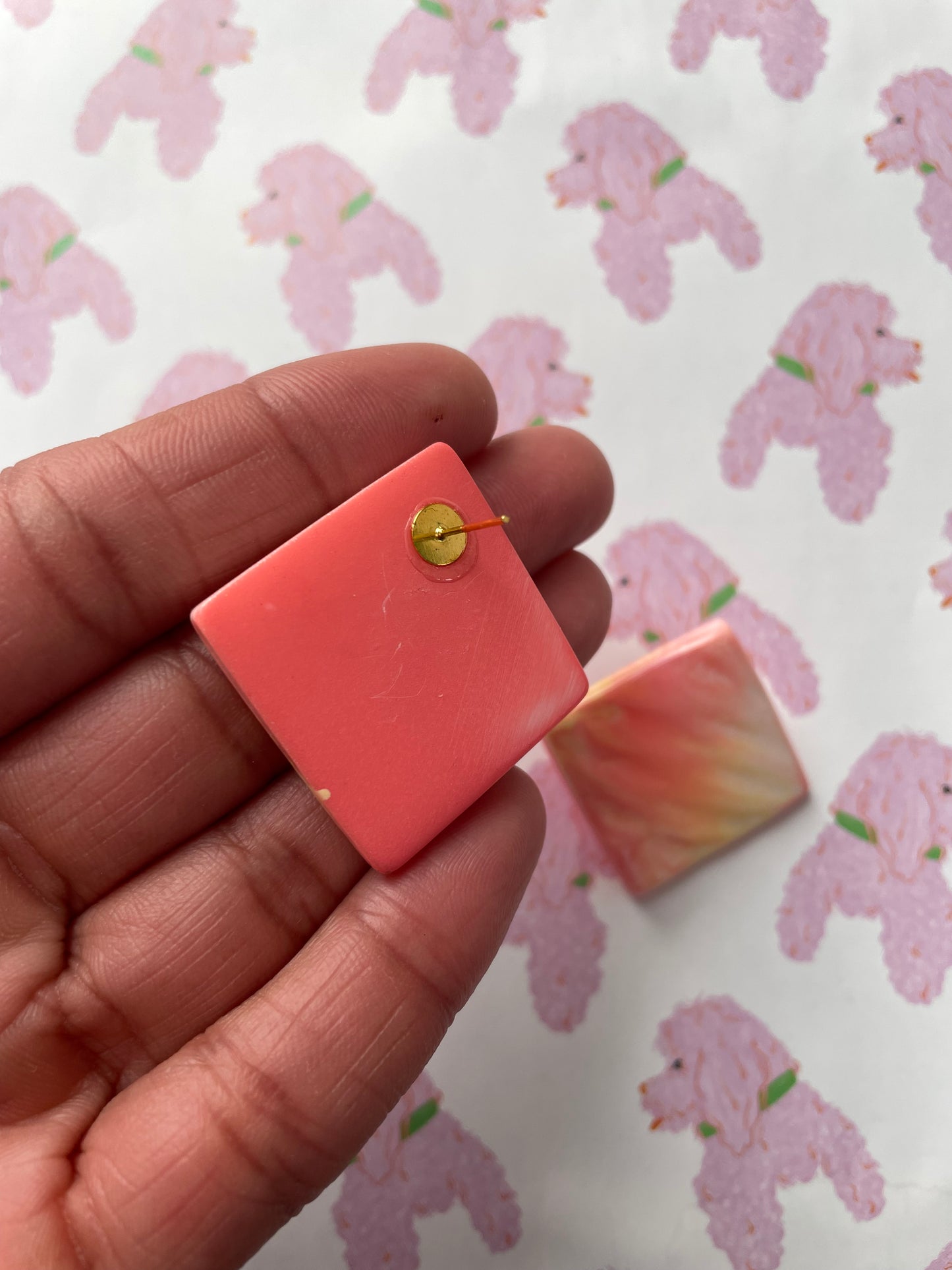 Vierkante ombre oorbellen zalm-geel