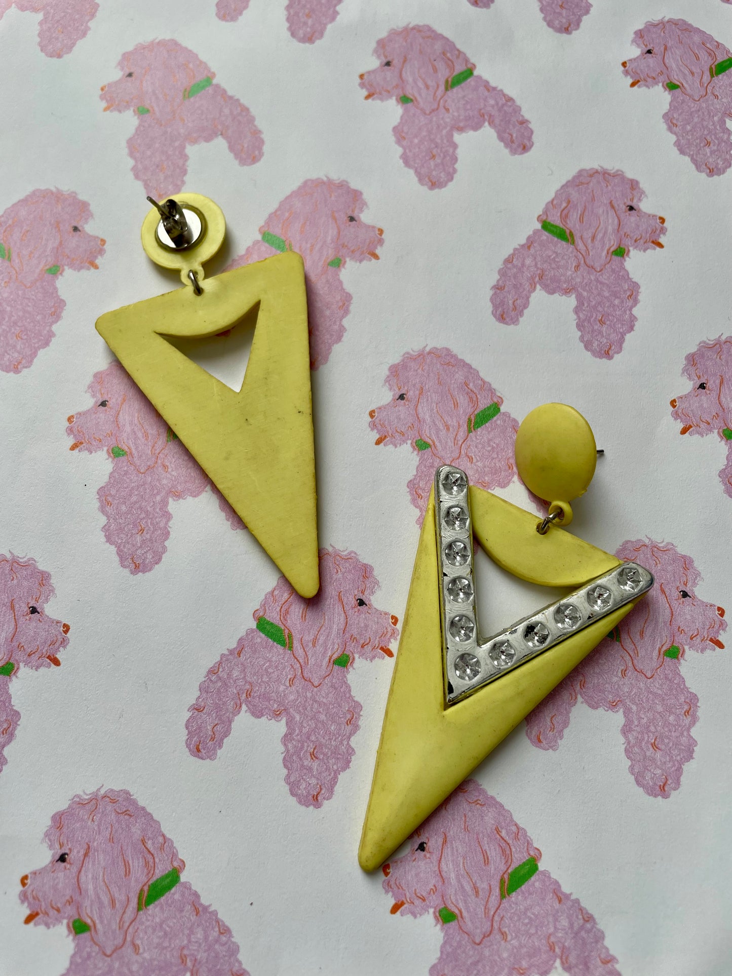 Gele driehoek hangers