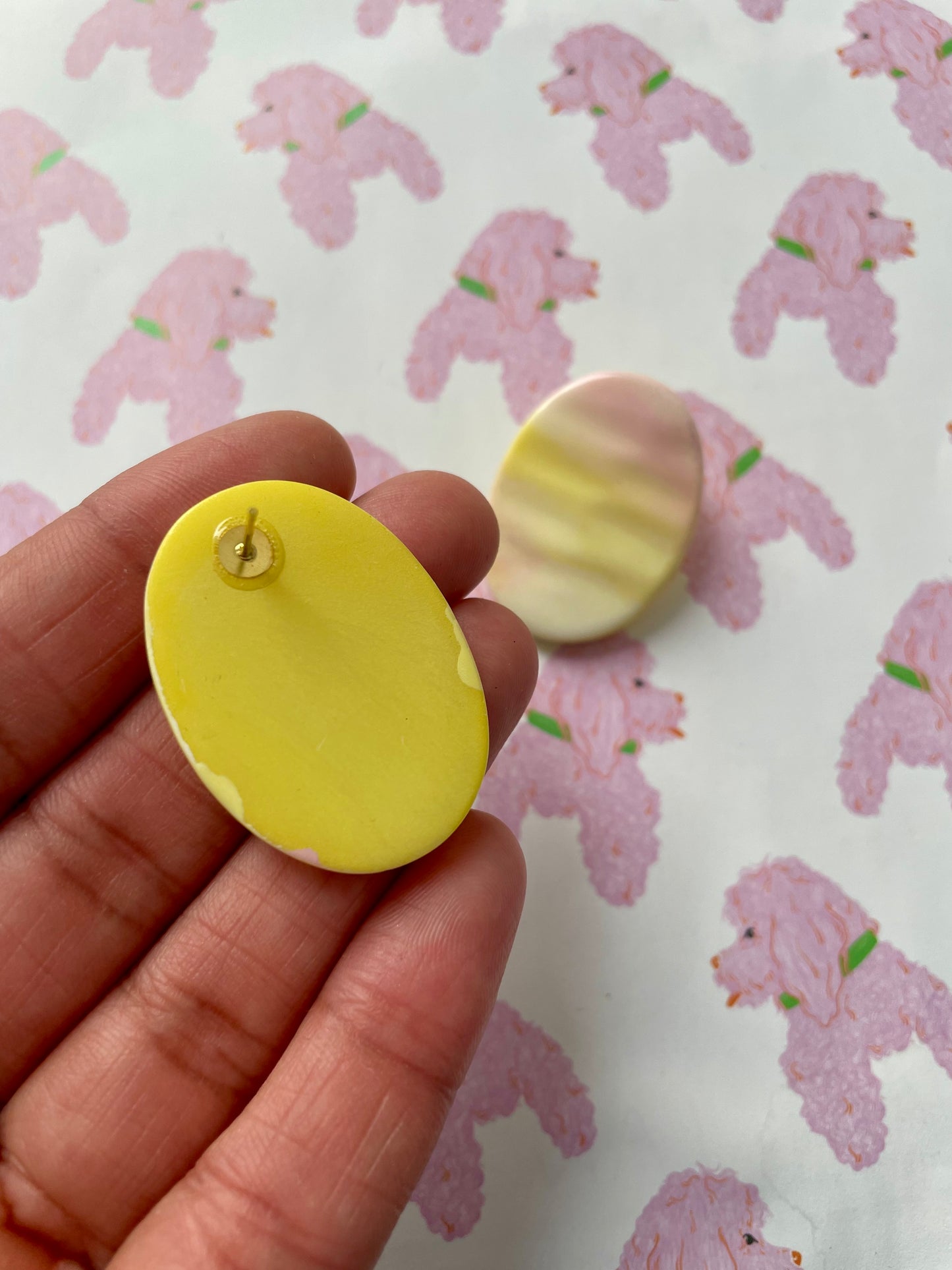 Ovalen ombre oorbellen geel-roze