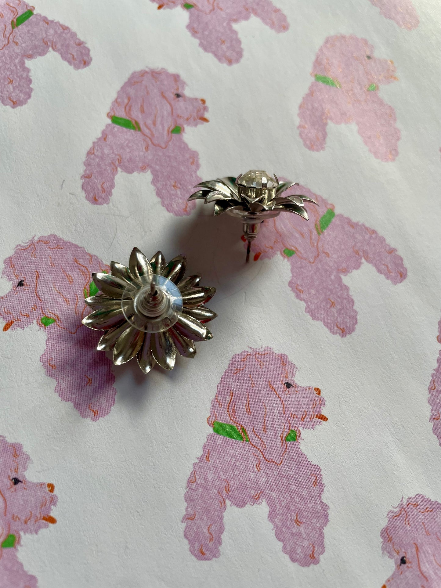 Zilverkleurige margriet oorbellen