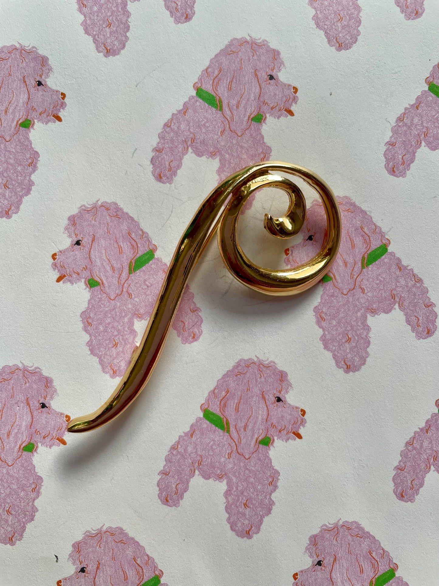 Sierlijke krul broche
